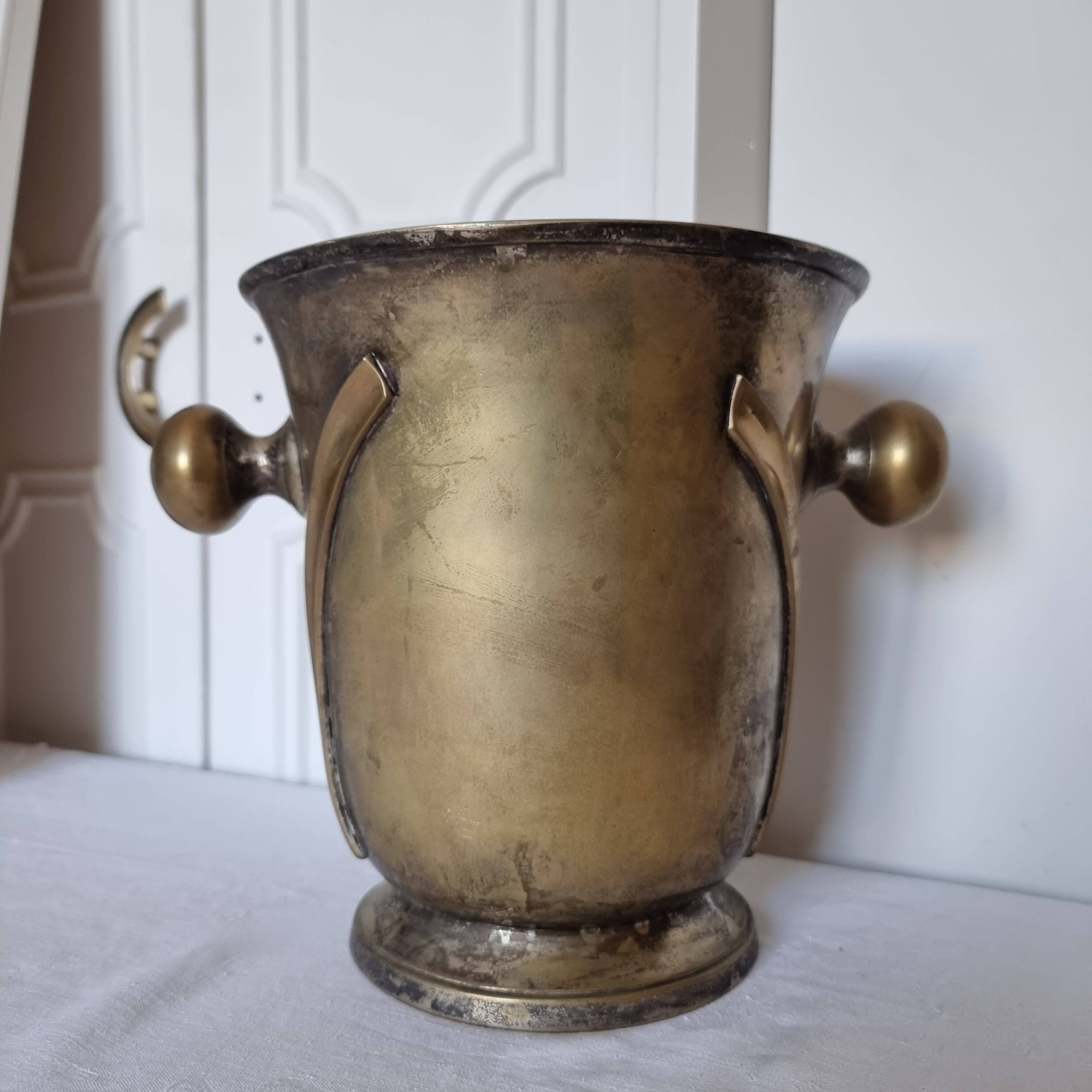 Magnificent and exclusive vintage Art Deco bronze champagne/wine bucket