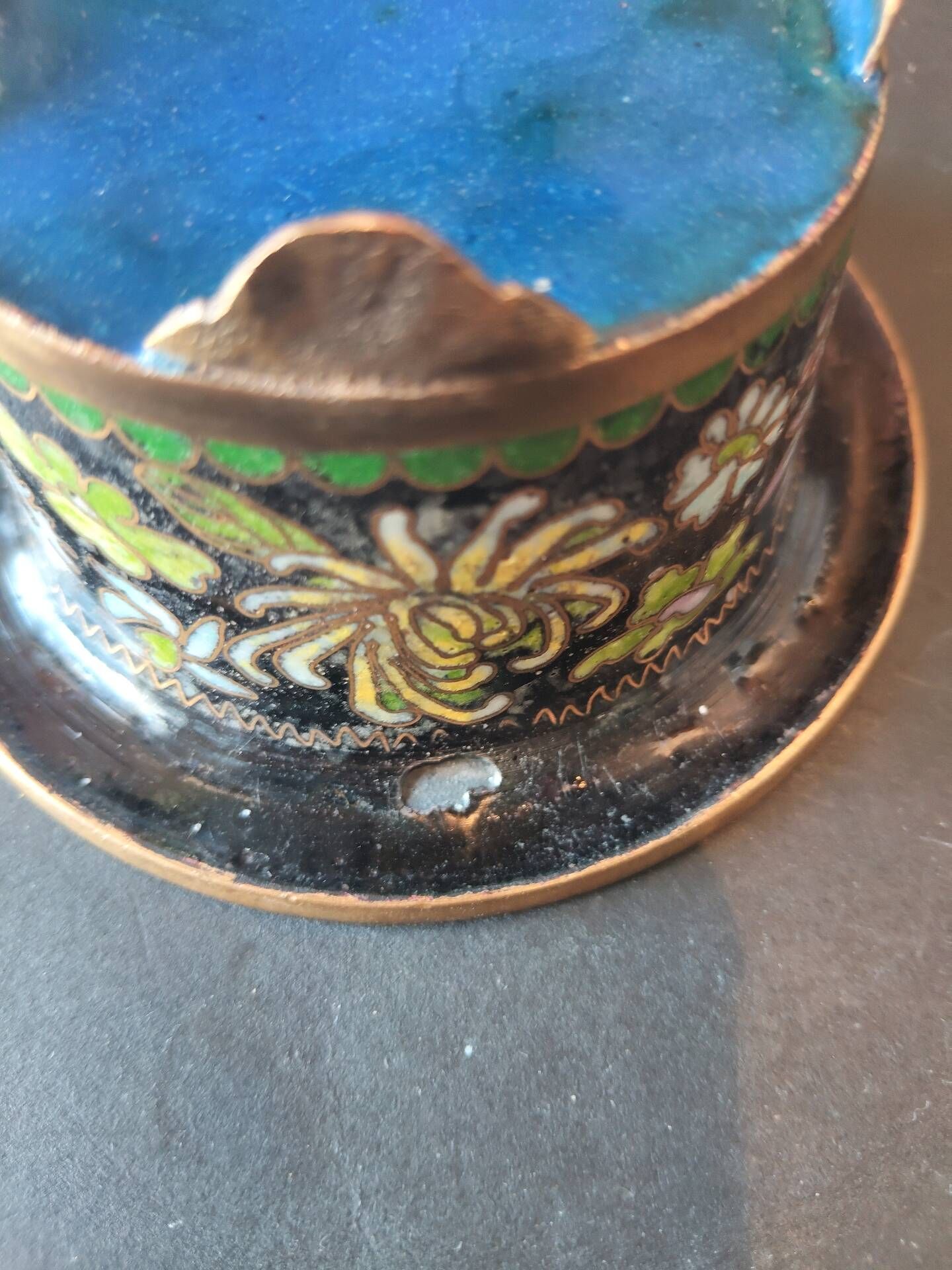 Vintage Chinese bowl in cloisonné enamel on four feet