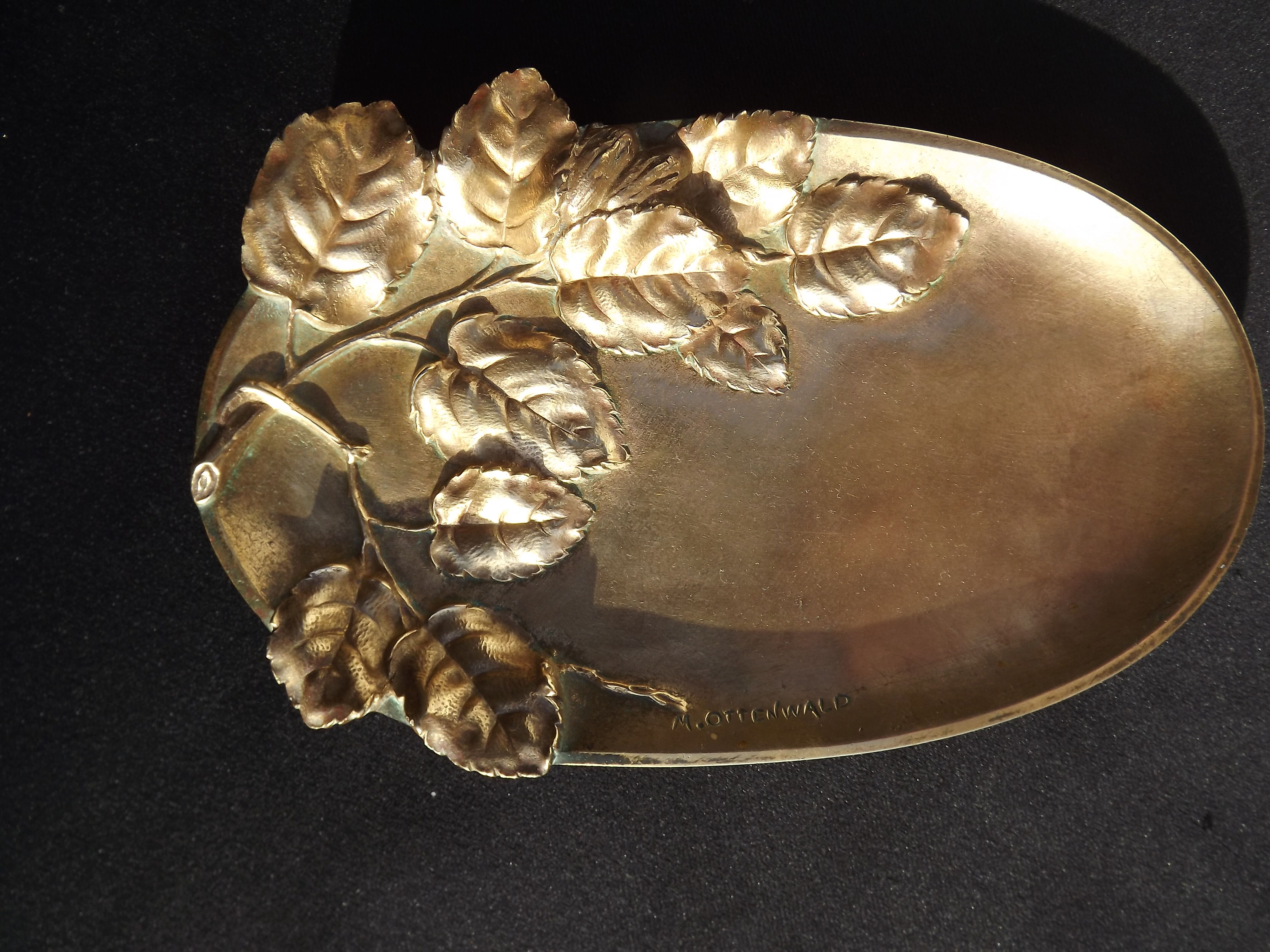 Empty Art Nouveau pocket