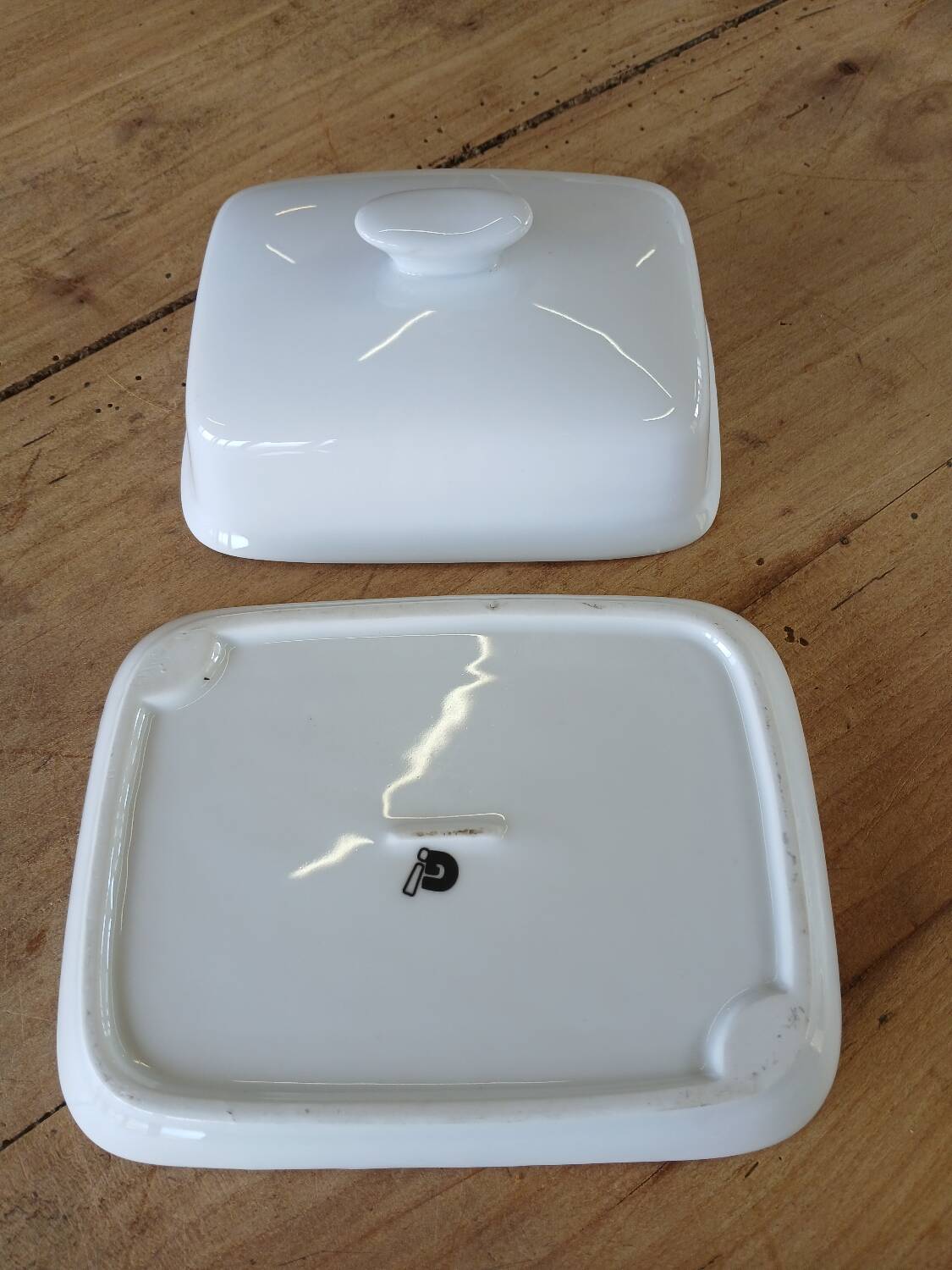 Beurrier en faïence blanche