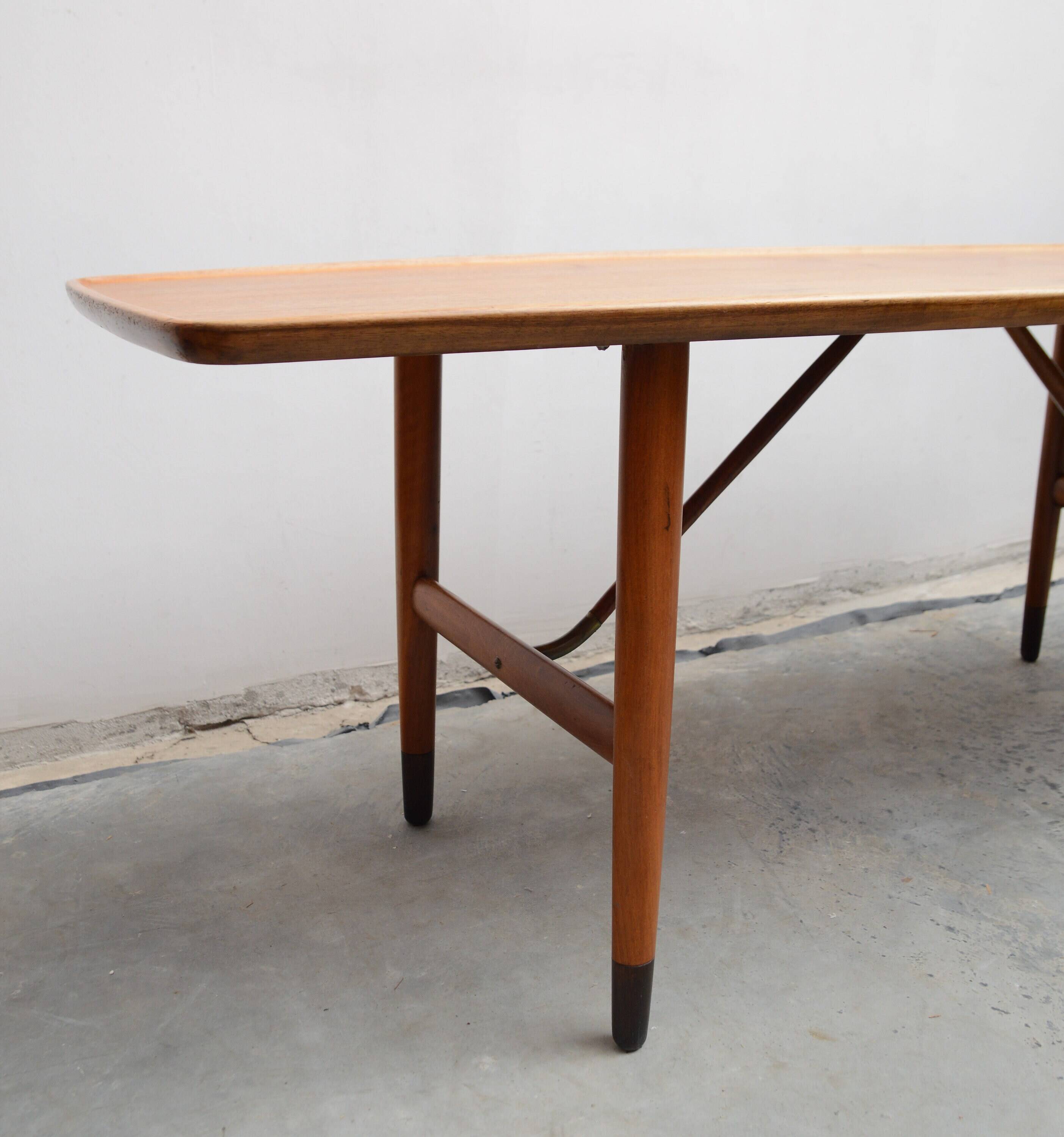 Table basse Anton Kildeberg (attr.), noyer et laiton, Danemark années 5060