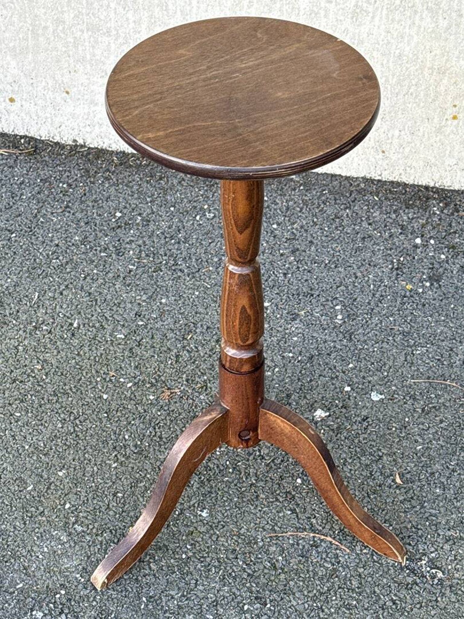 Wooden stool – Vintage – Ornaments – Tripod leg