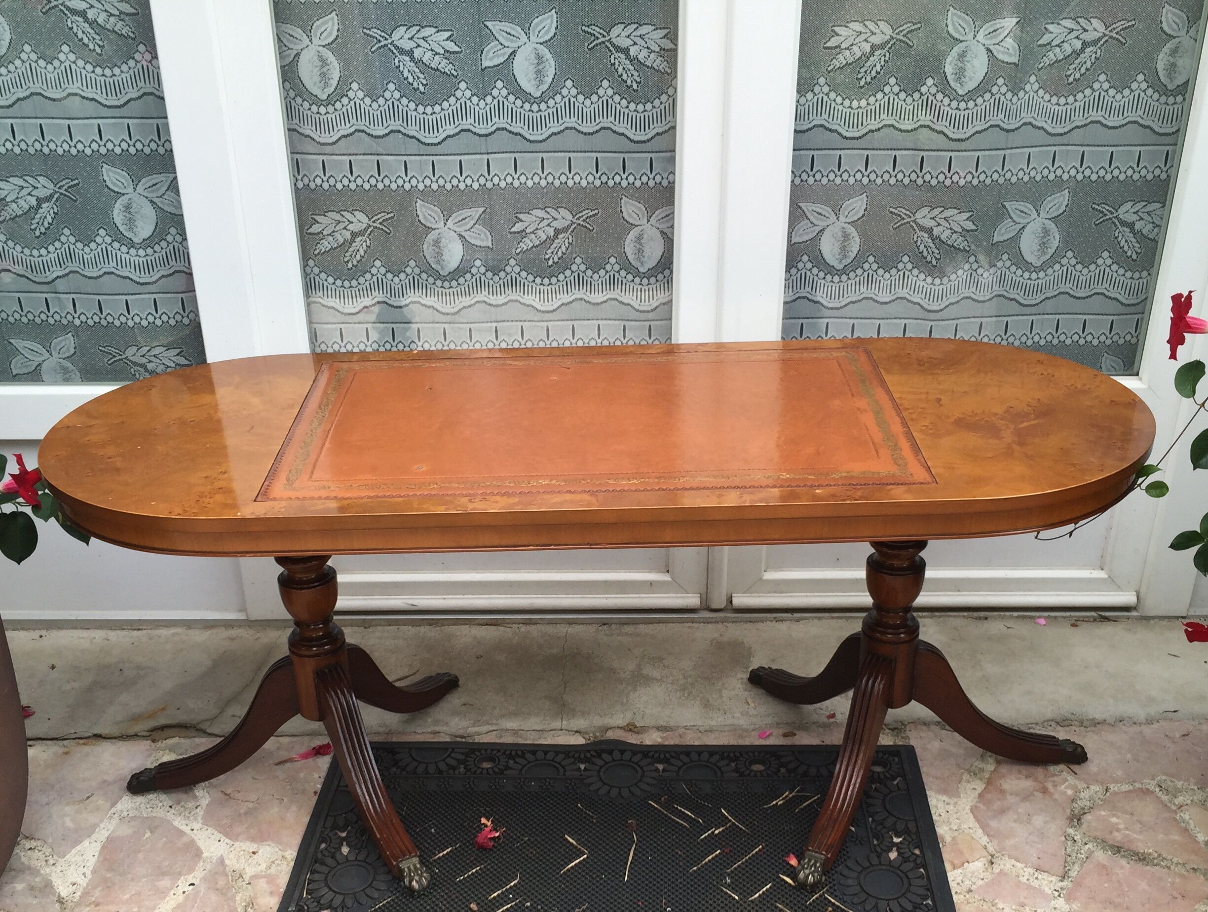 Coffee table in Cherry and magnifying glass to drown