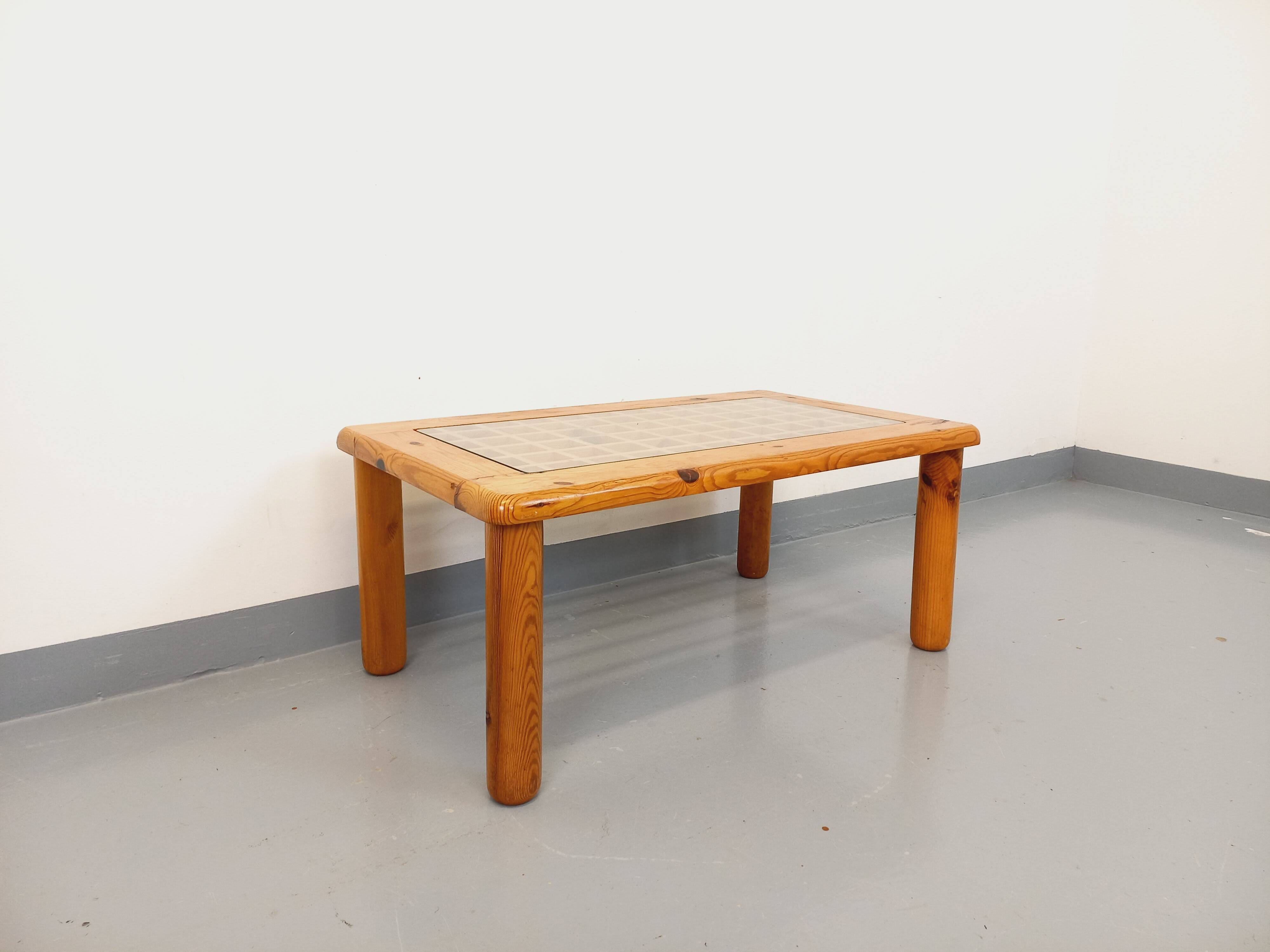 Vintage modernist coffee table in pine and glass from the 70s and 80s.