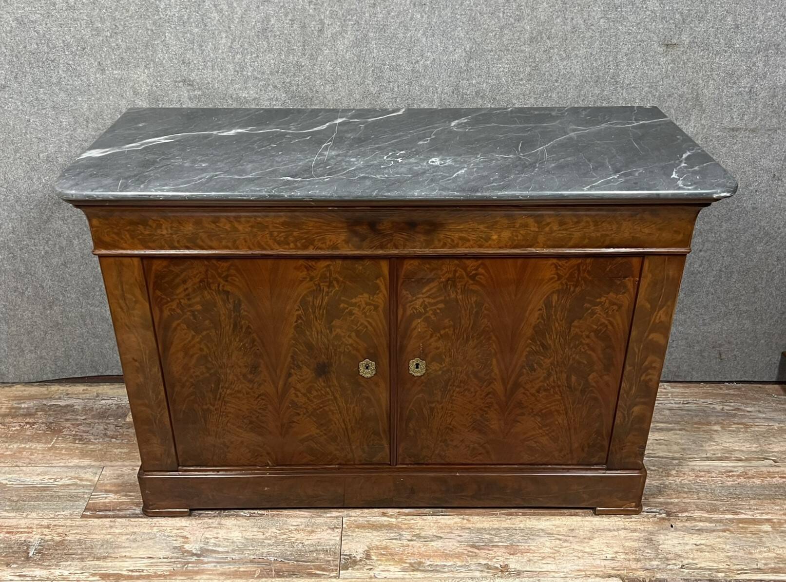 Louis Philippe / Restoration period sideboard in flamed mahogany circa 1820