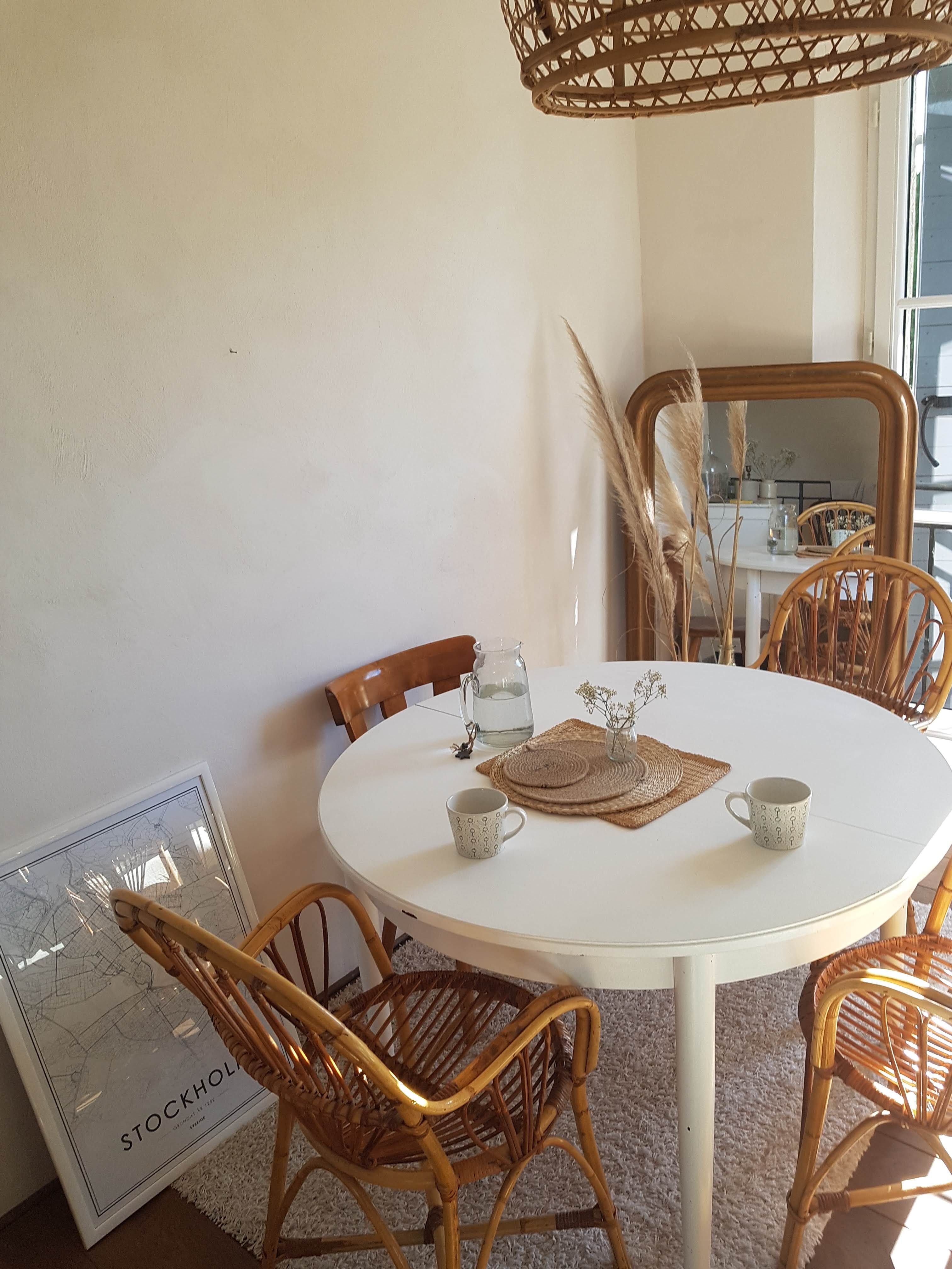 Scandinavian extendable table with butterfly extensions