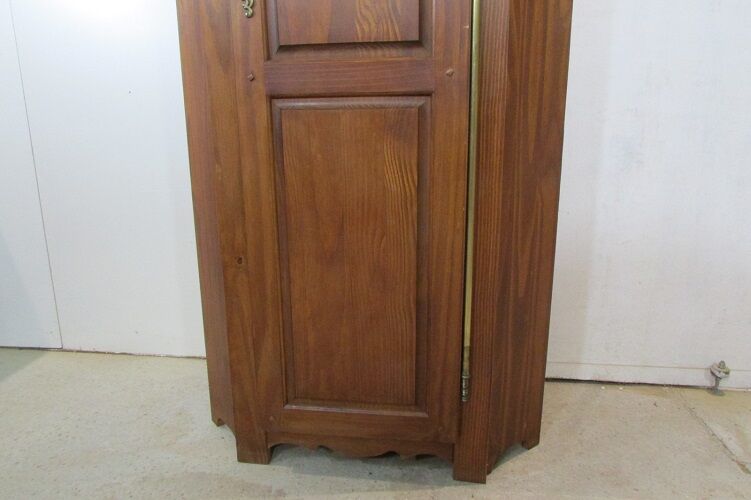 Corner, furnished to high angle pine