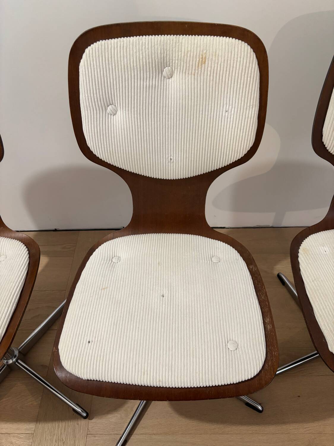 Lot of 4 vintage swivel chairs in the style of Arne Jacobsen.