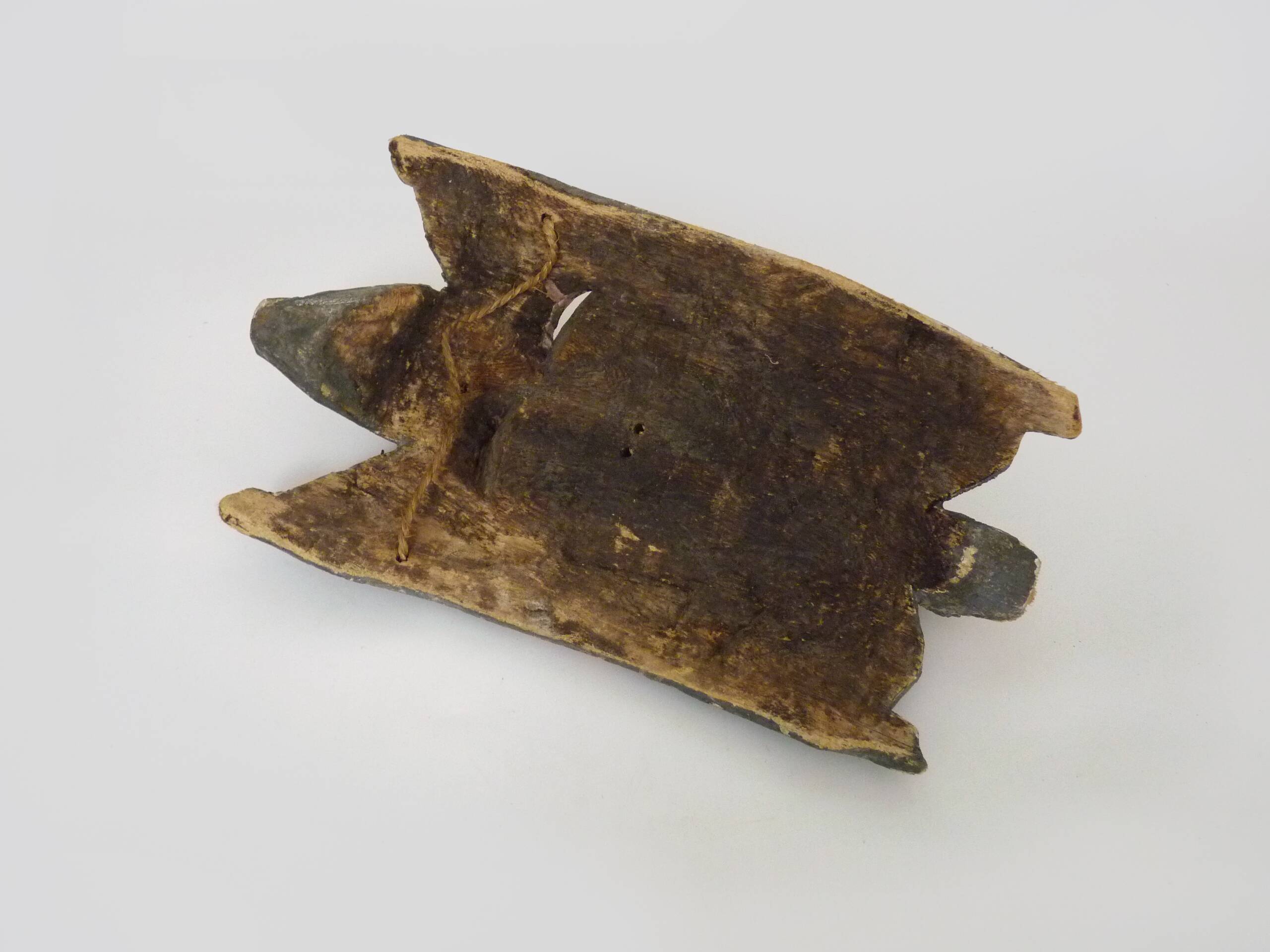 Ancien masque mexicain en bois sculpté polychrome. Années 50