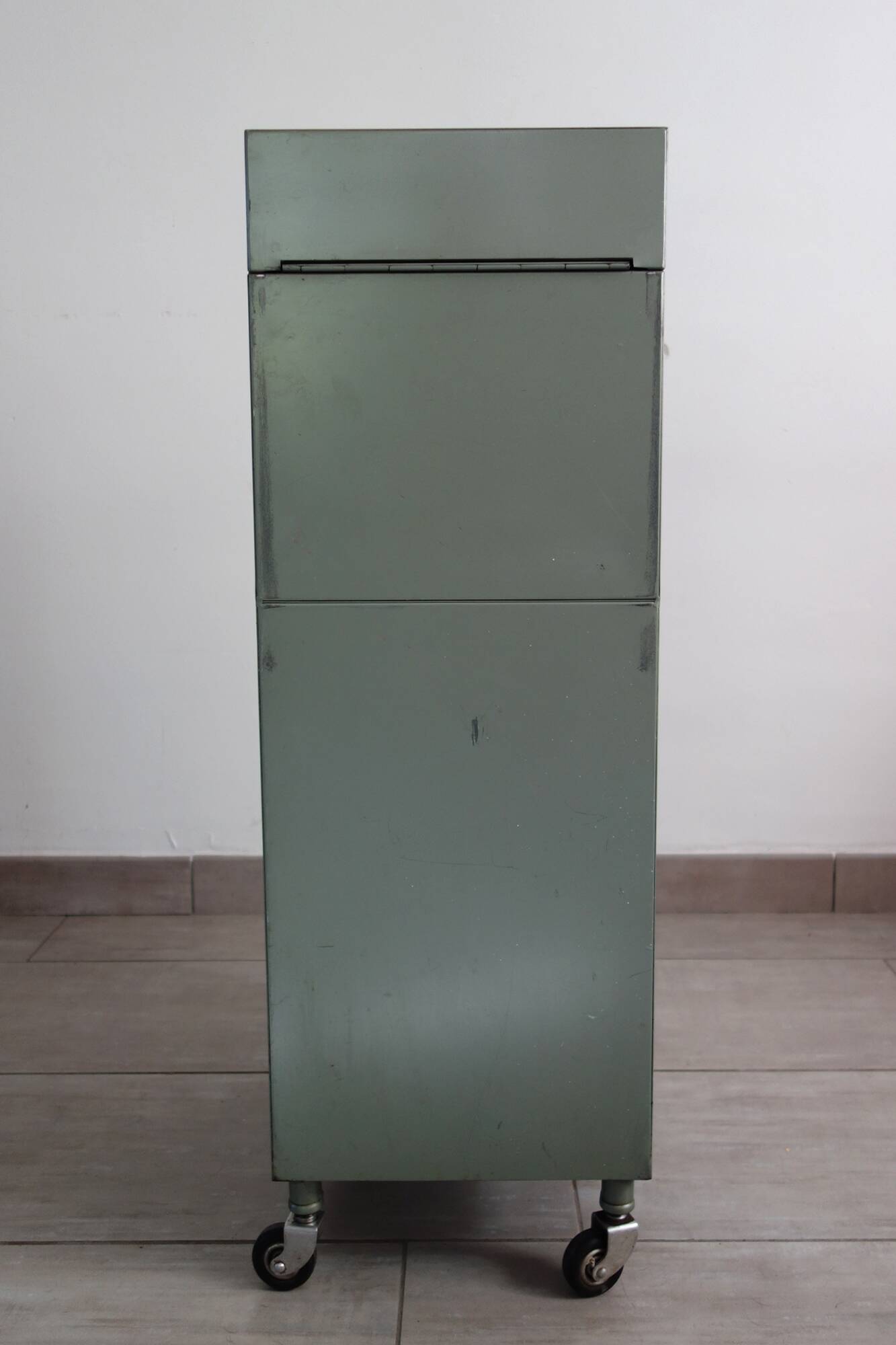 Industrial metal filing cabinet on casters Fidus