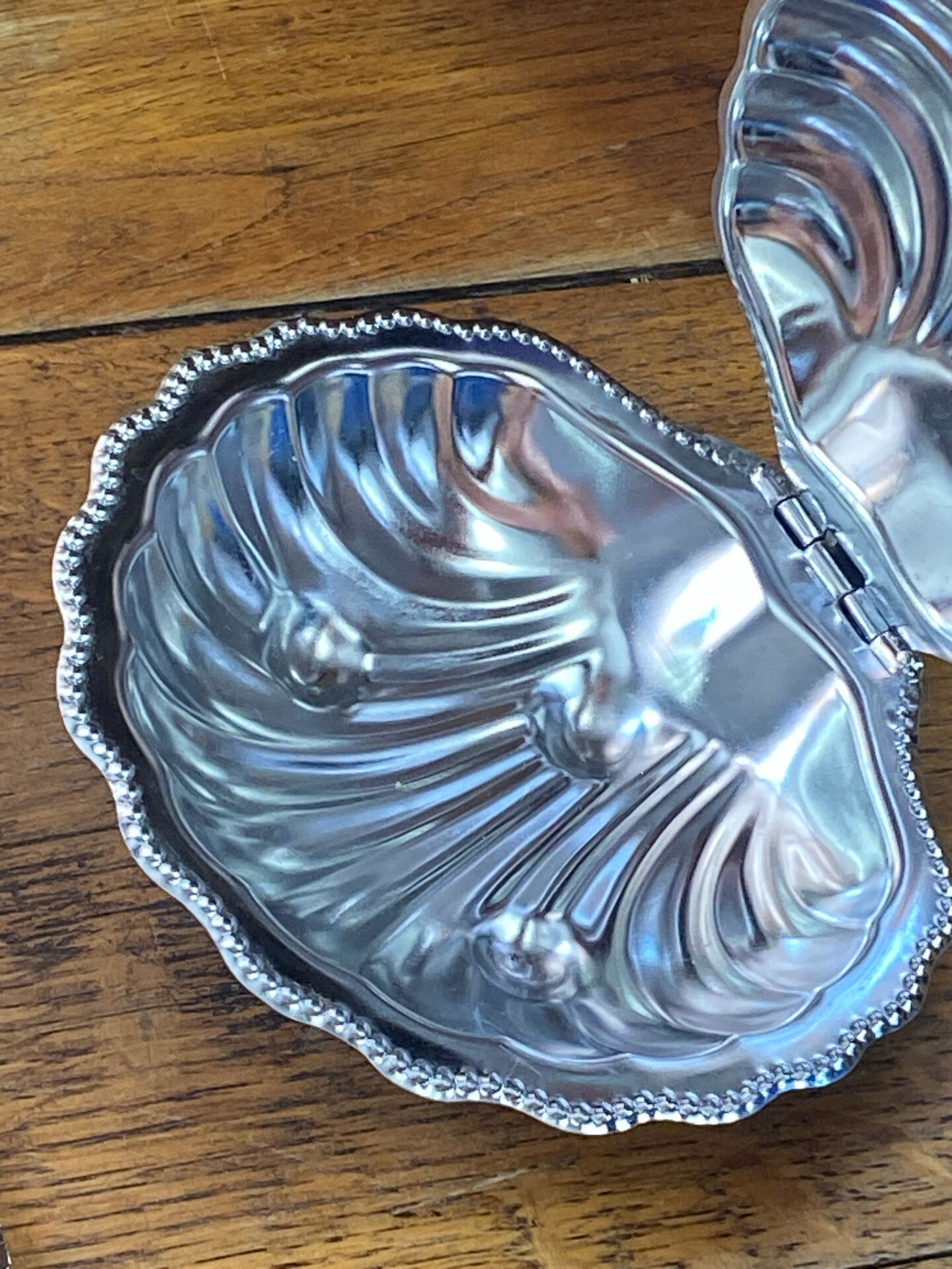 Shell-shaped butter dish in stainless steel and blue glass