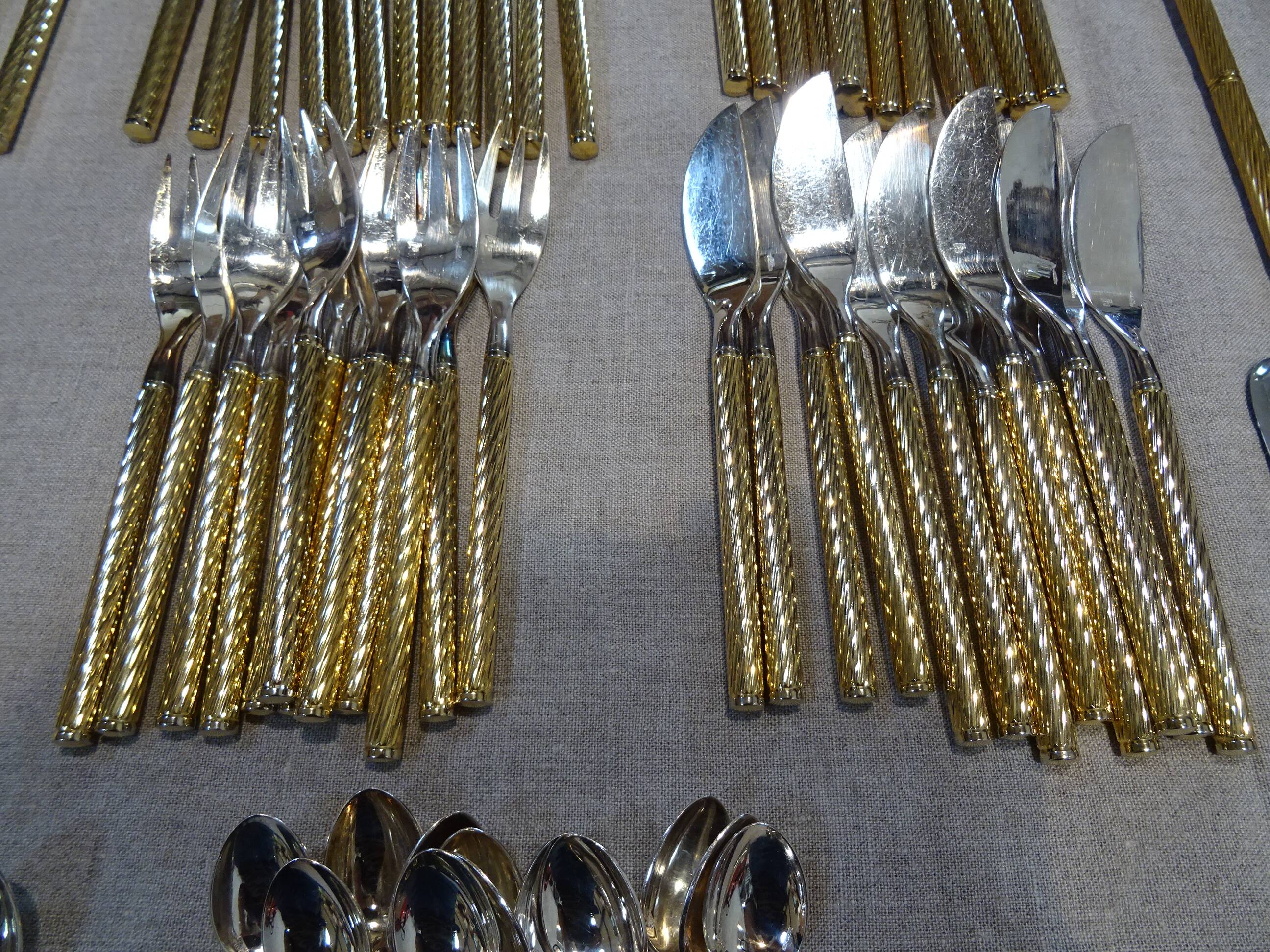 Housewife in silver and gold metal 104 cutlery