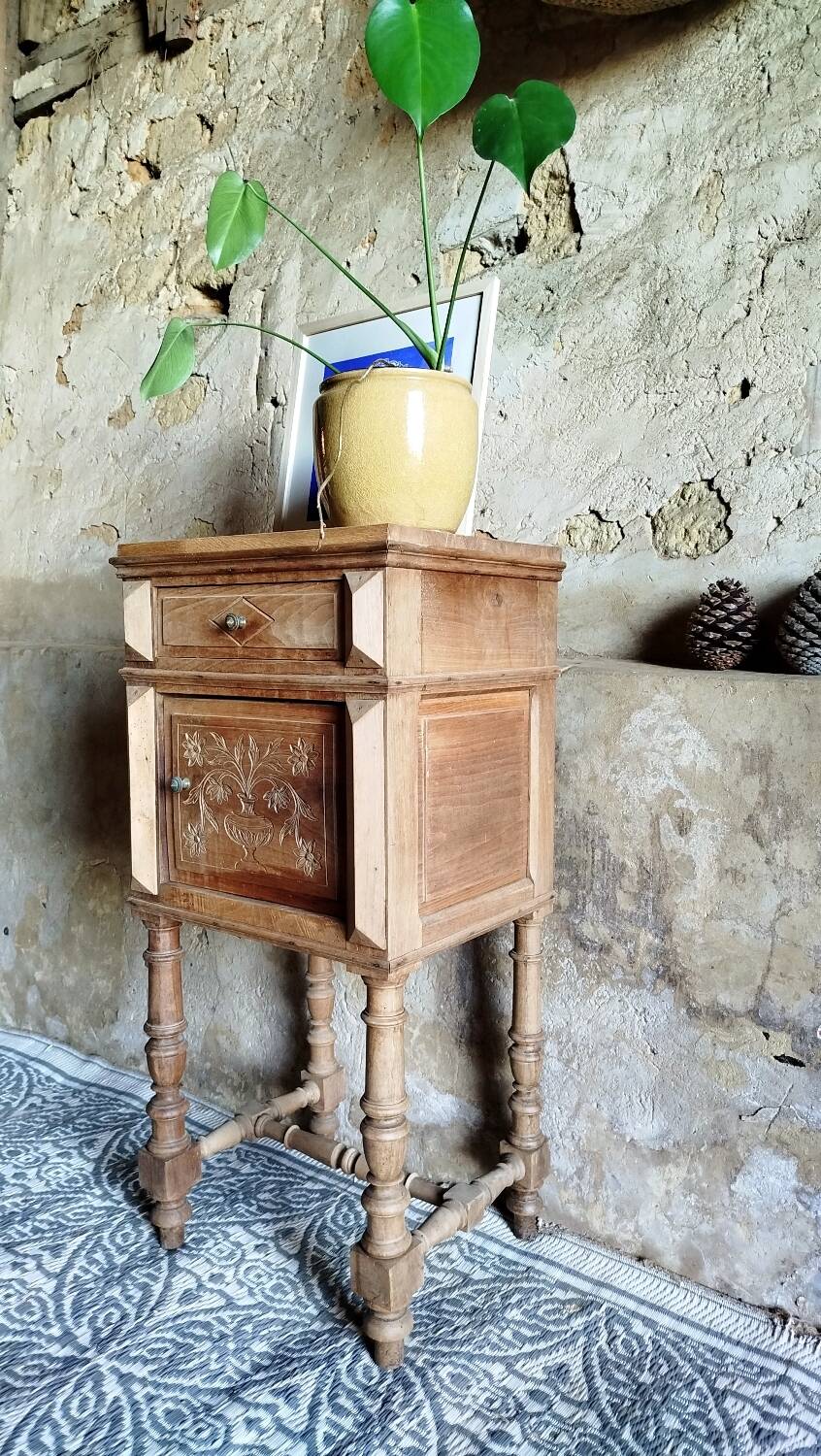 Chevet ancien en bois