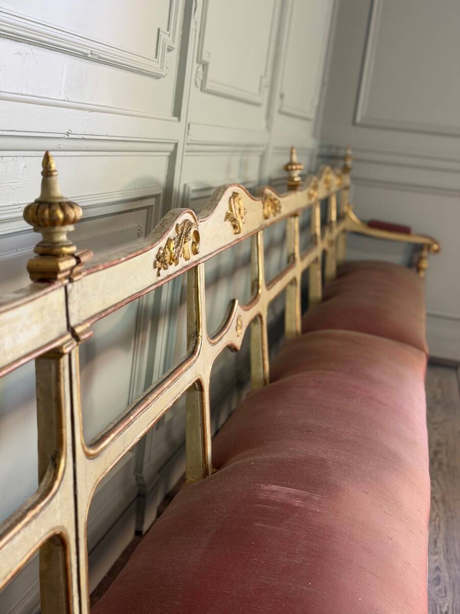Carved wooden bench, gilded and painted, Italy around 1880, 510cm long.