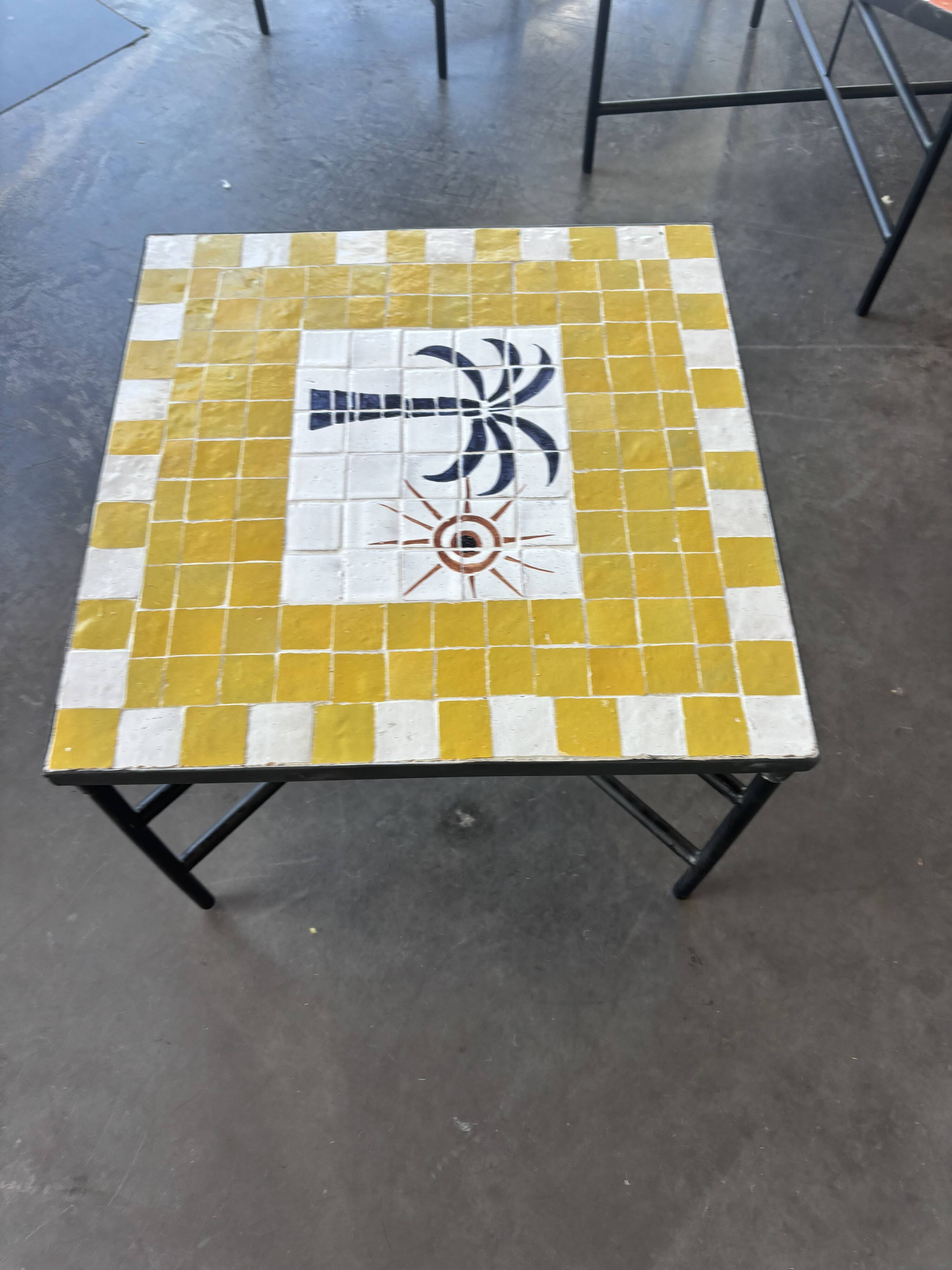 Table basse carrée en zellige jaune, décor palmier