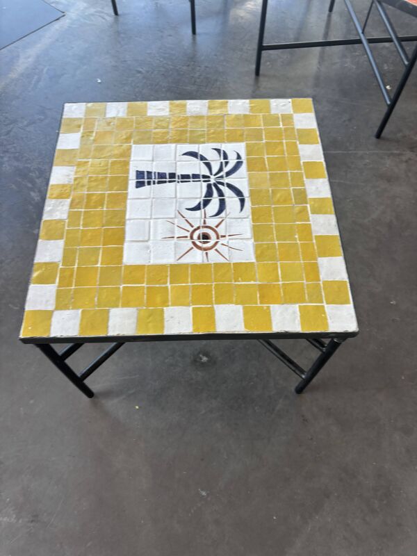 Table basse carrée en zellige jaune, décor palmier