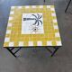 Table basse carrée en zellige jaune, décor palmier
