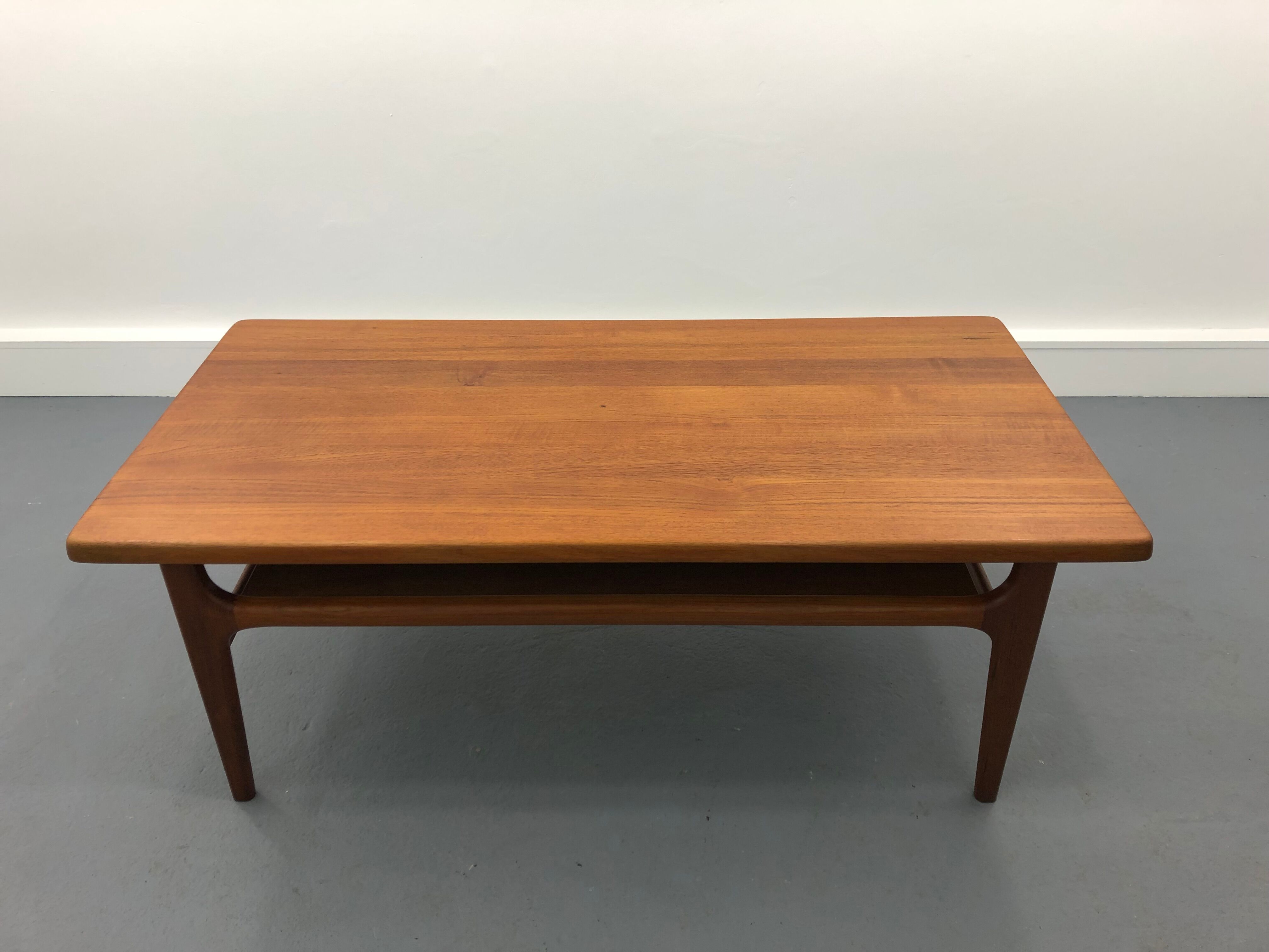 Table basse danoise du milieu du siècle avec rangement de A / S Niels Bach, 1960s