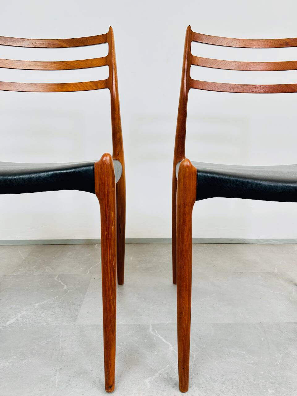 Ensemble de 4 chaises modèle 78 en teck et cuir par Niels O. Møller