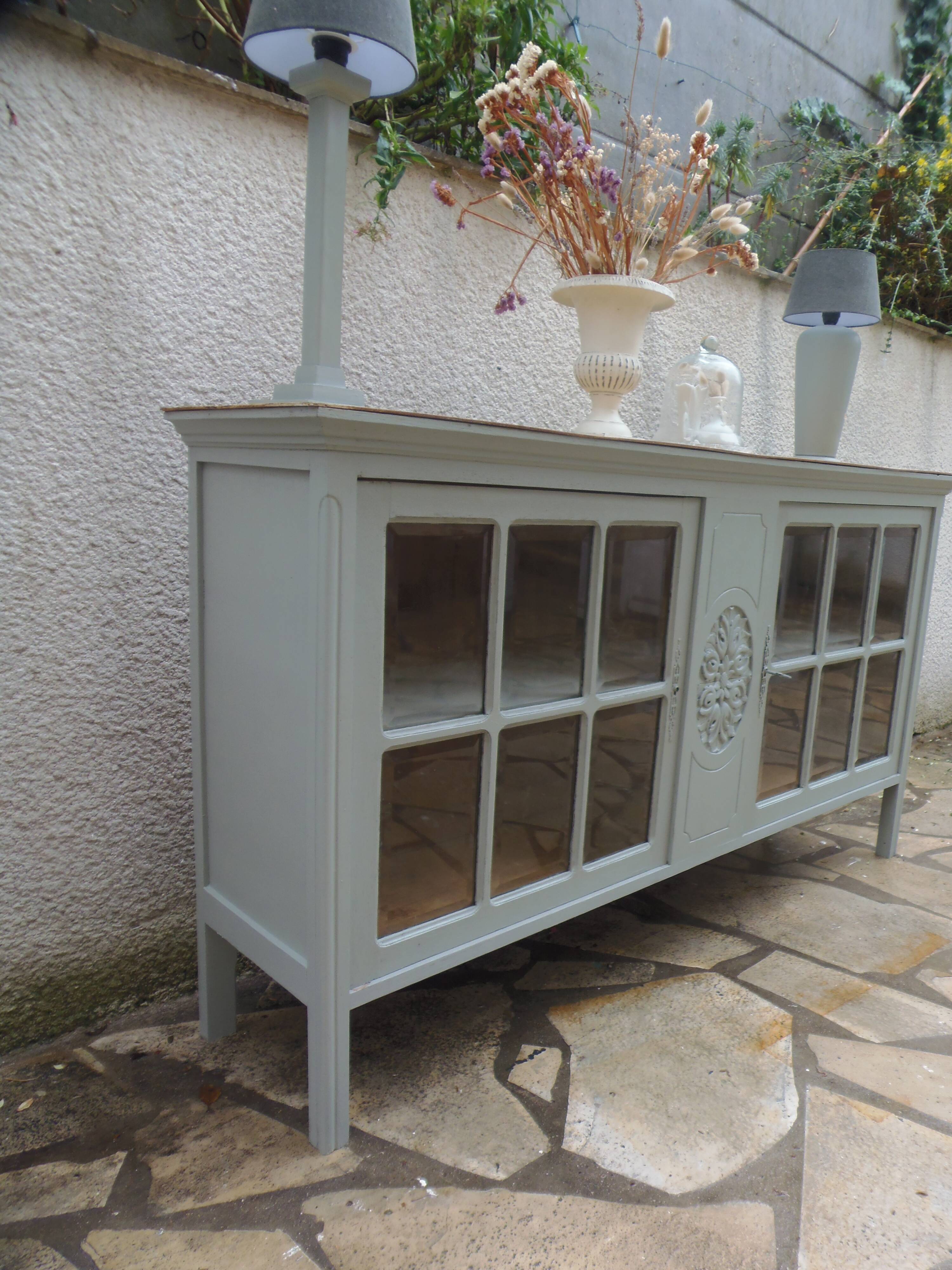 Vitrine vintage de faible profondeur sublimée en vert de gris plateau bois.