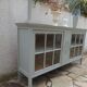 Vitrine vintage de faible profondeur sublimée en vert de gris plateau bois.