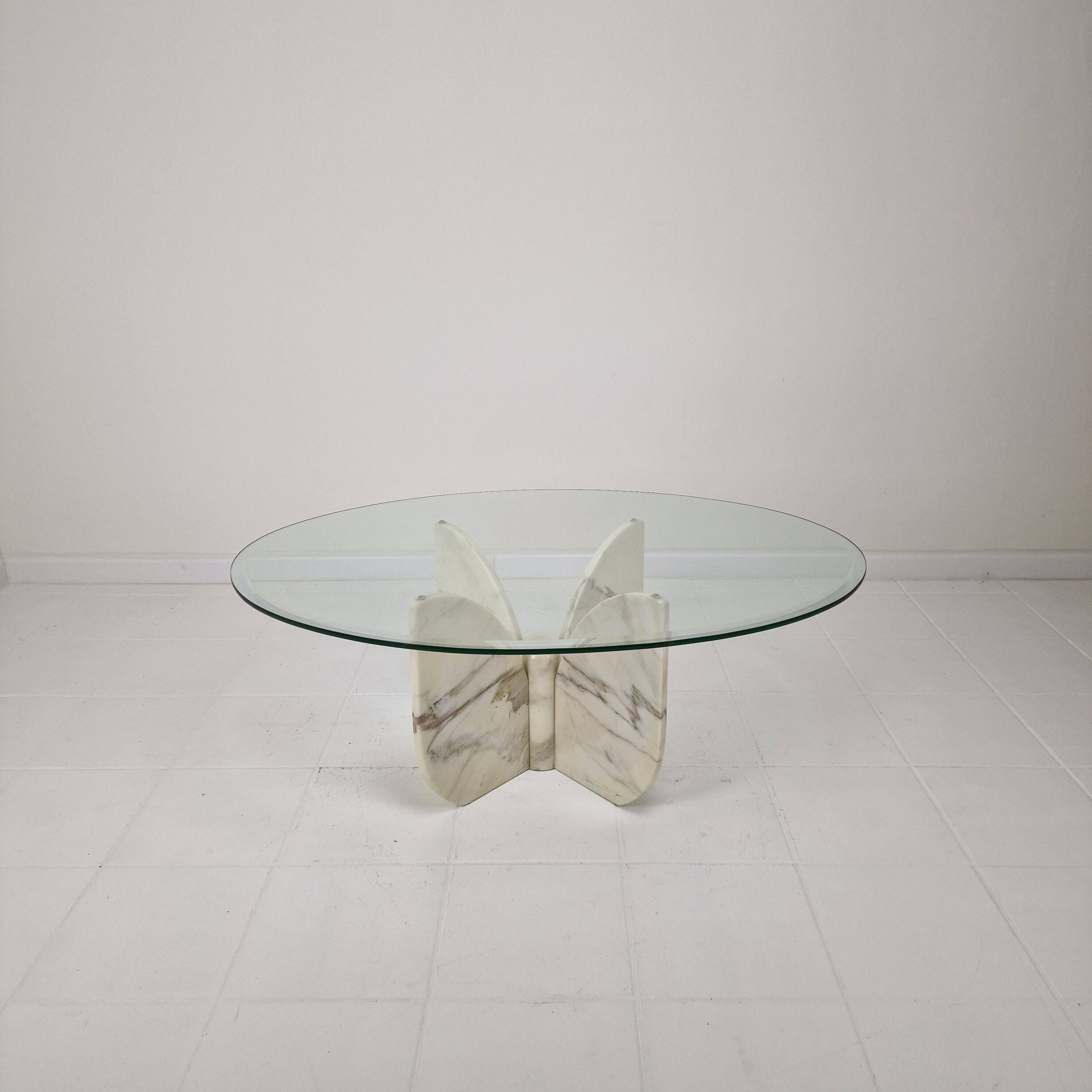 Italian "Flower" Coffee Table in Marble With Facet Cut Oval Plate, 1970s