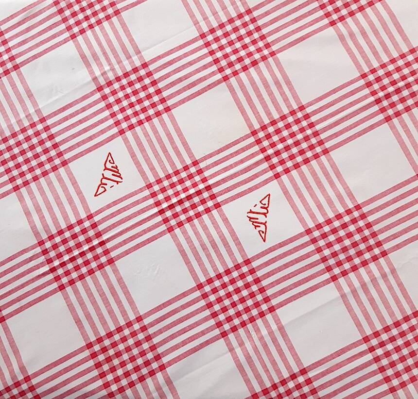 tablecloth and red and white checked napkins 154x164 cm