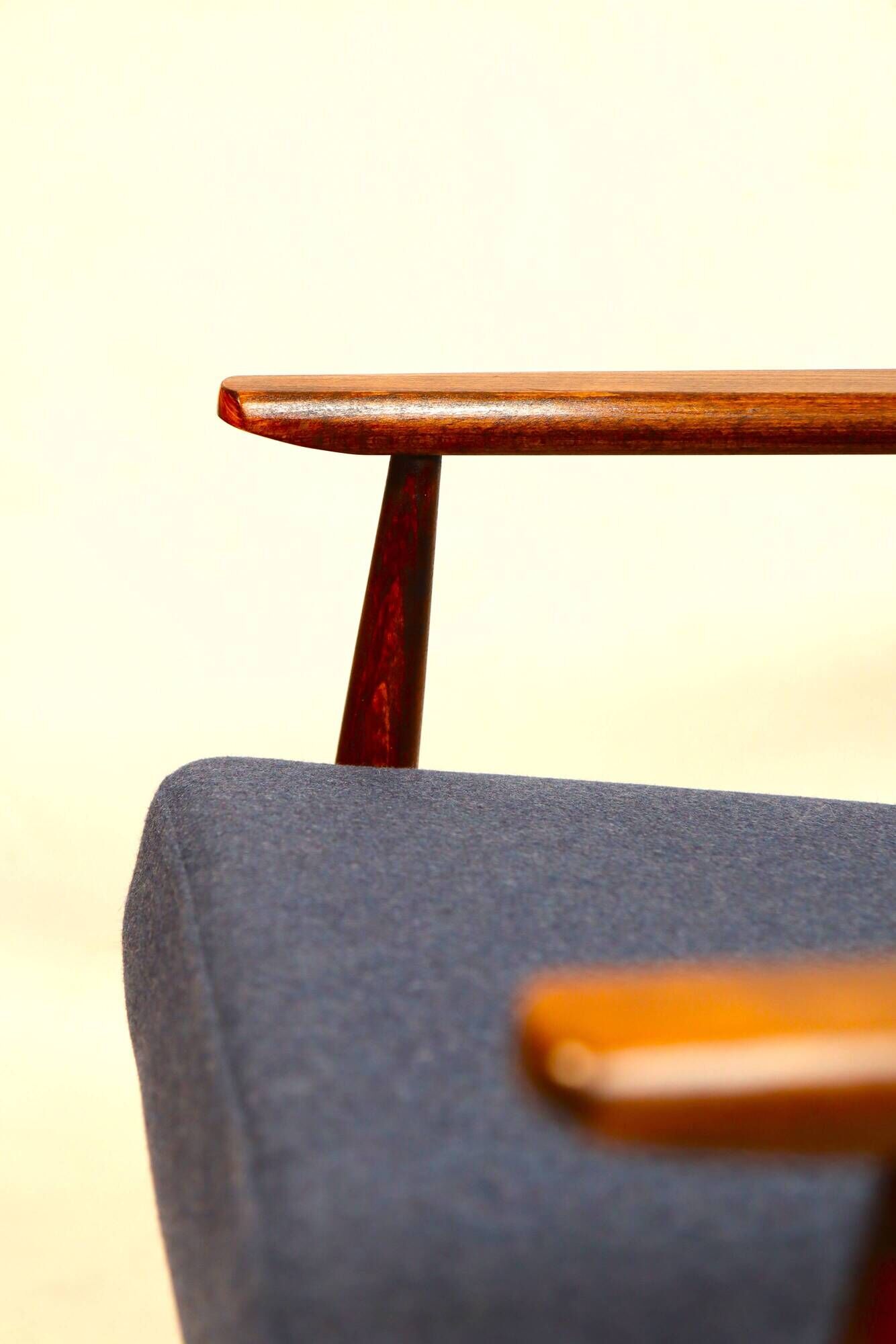 Fauteuil Vintage en Laine Bleu Marine Bois Couleur Noyer