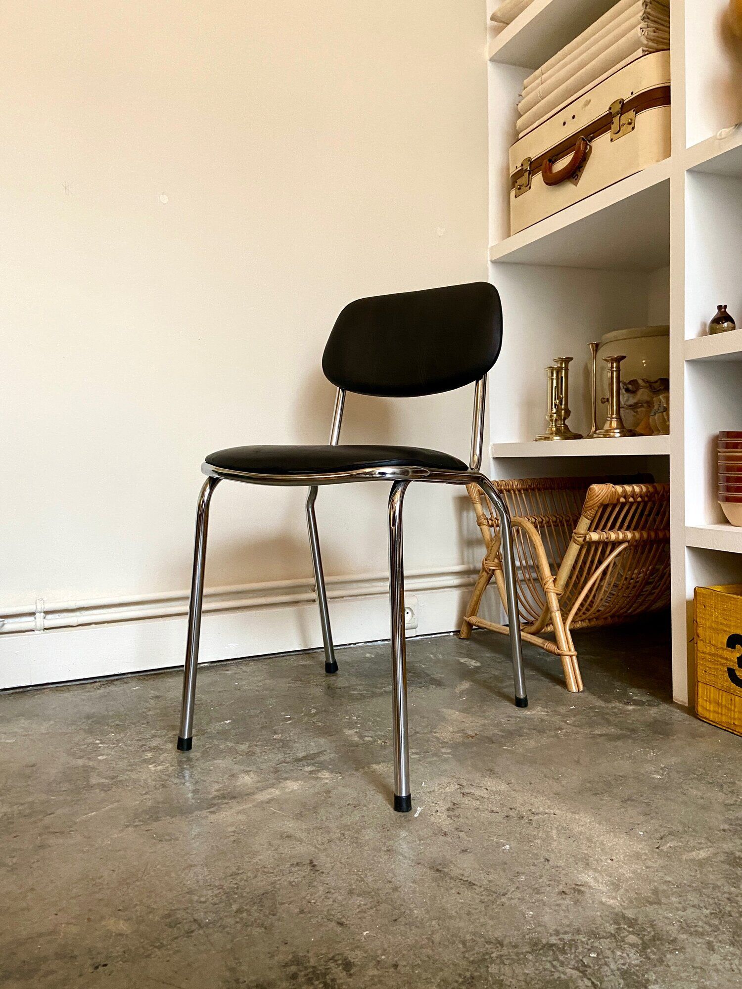 Chaise en aluminium chromé et skaï noir