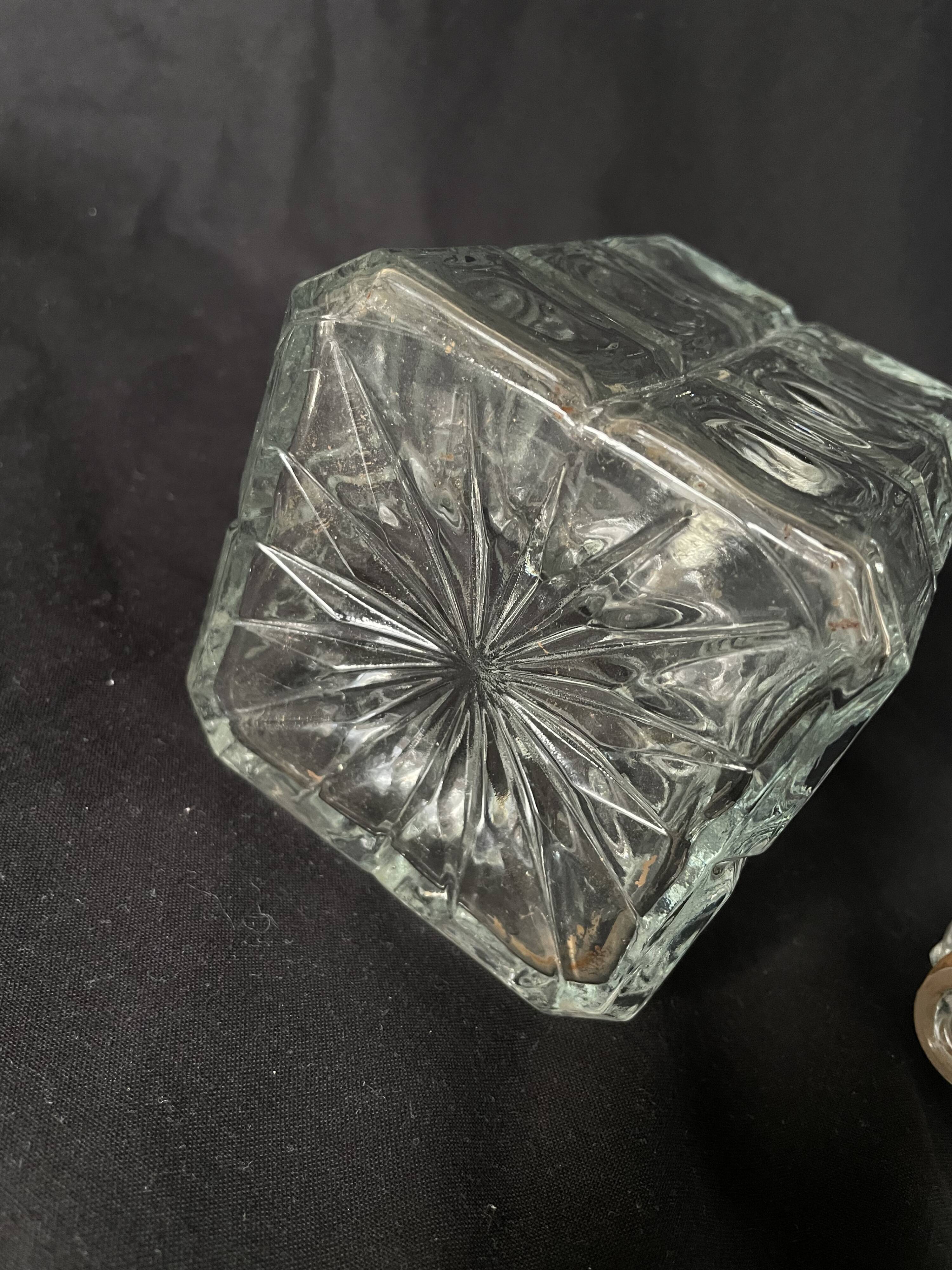 Vintage square whisky decanter square cap