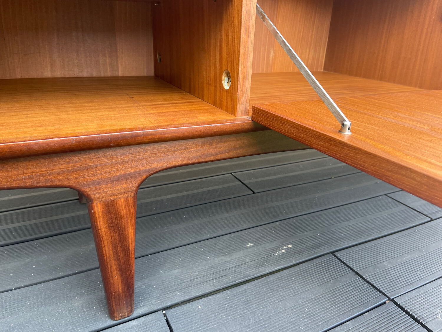 Low teak buffet enfilade, vintage Scandinavian style.