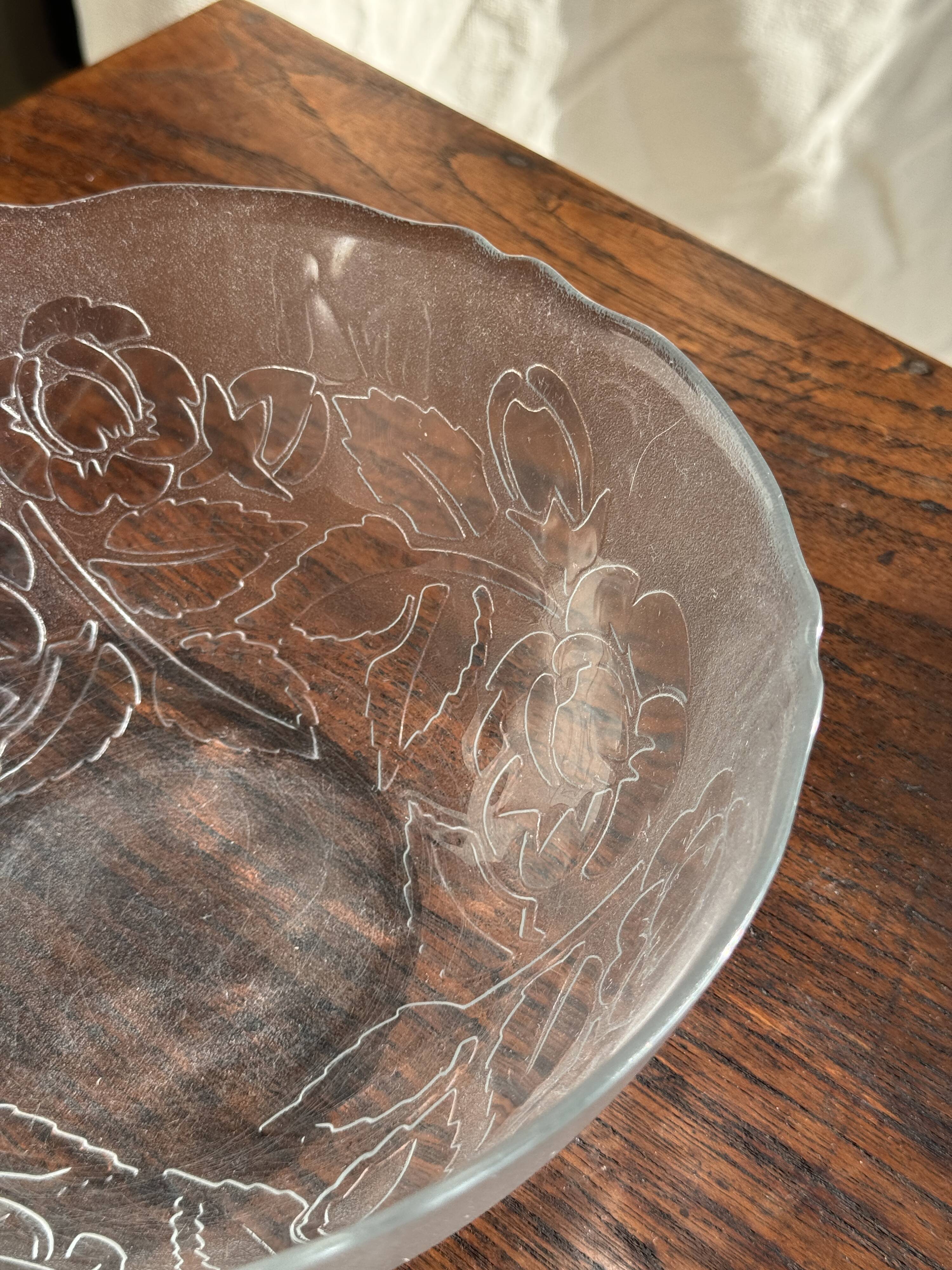 Vintage salad bowl with stylised rose pattern D23 H10