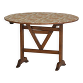 Table française vigneronne ronde à plateau inclinable du XIXe siècle avec dessus textile floral
