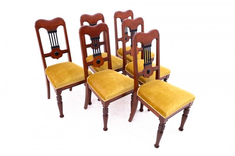 Table with four chairs from the early 20th century
