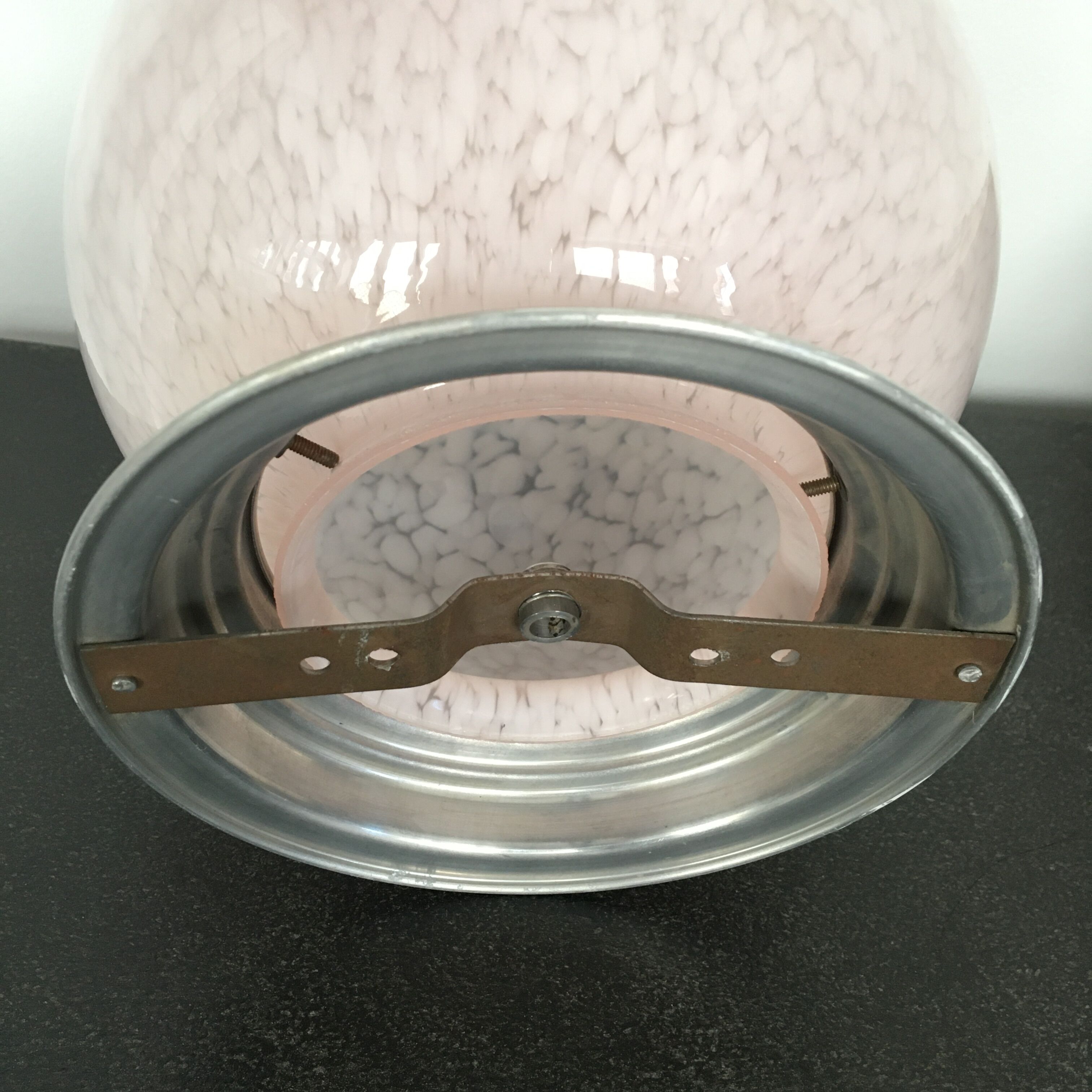 Globe plafonnier verre de Clichy moucheté rose pale