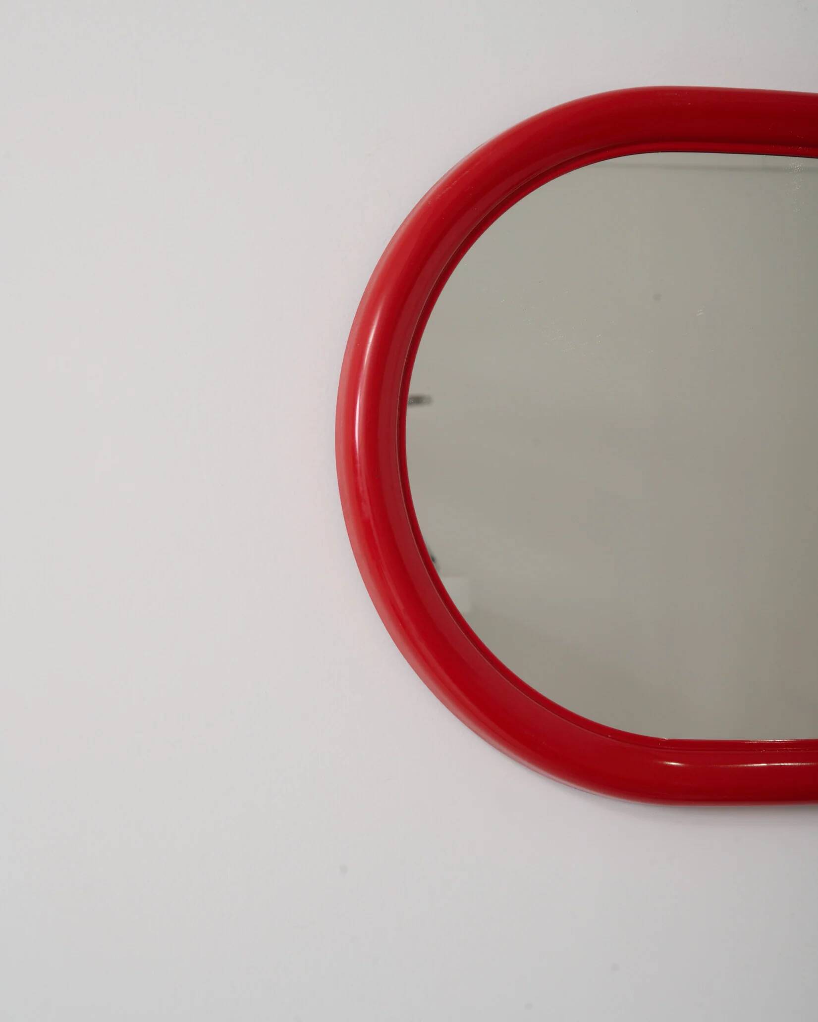 Miroir ovale rouge, 1970-1980