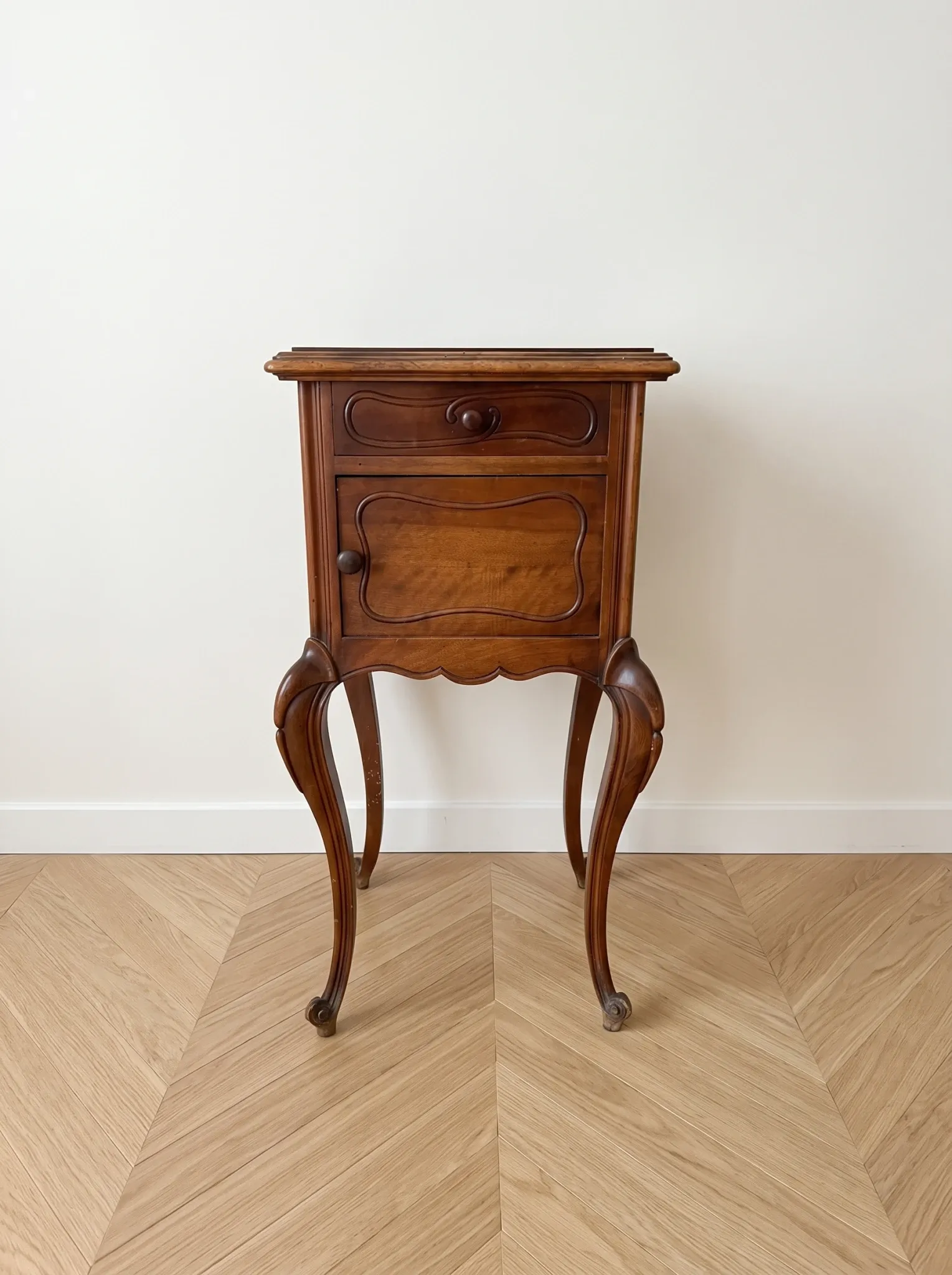 Table de chevet style Louis XV en bois et marbre