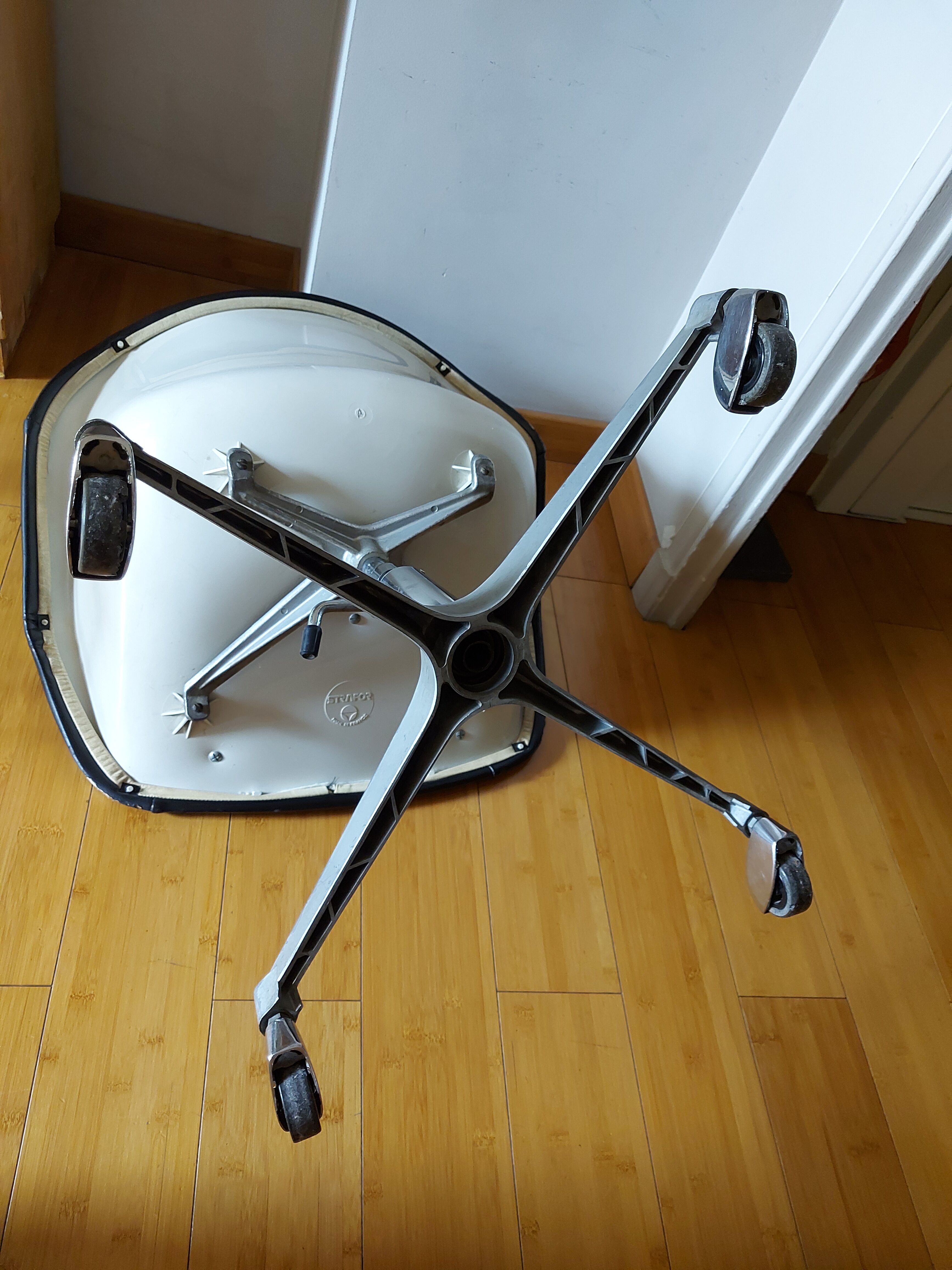 Strafor swivel-hulled office chair