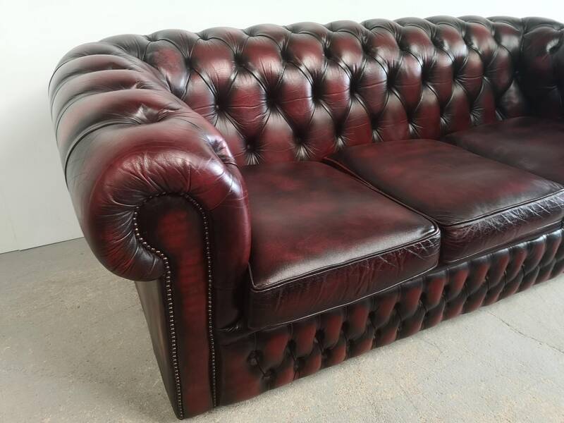 Three-seater chesterfield burgundy leather sofa