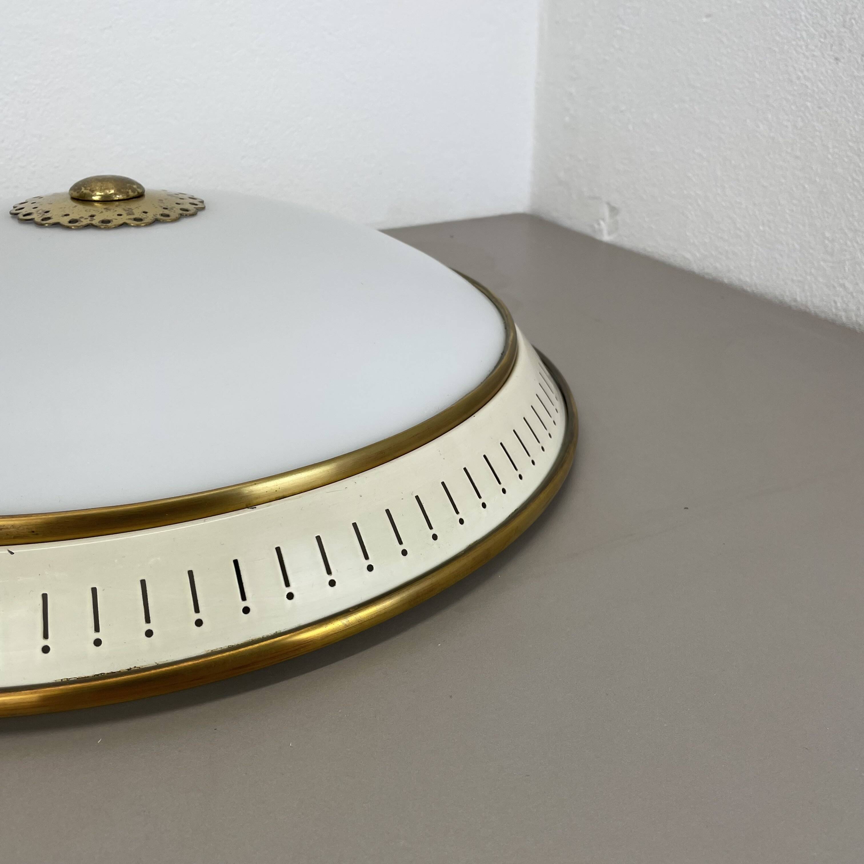 Plafonnier mural en métal opale moderniste, Italie années 1950