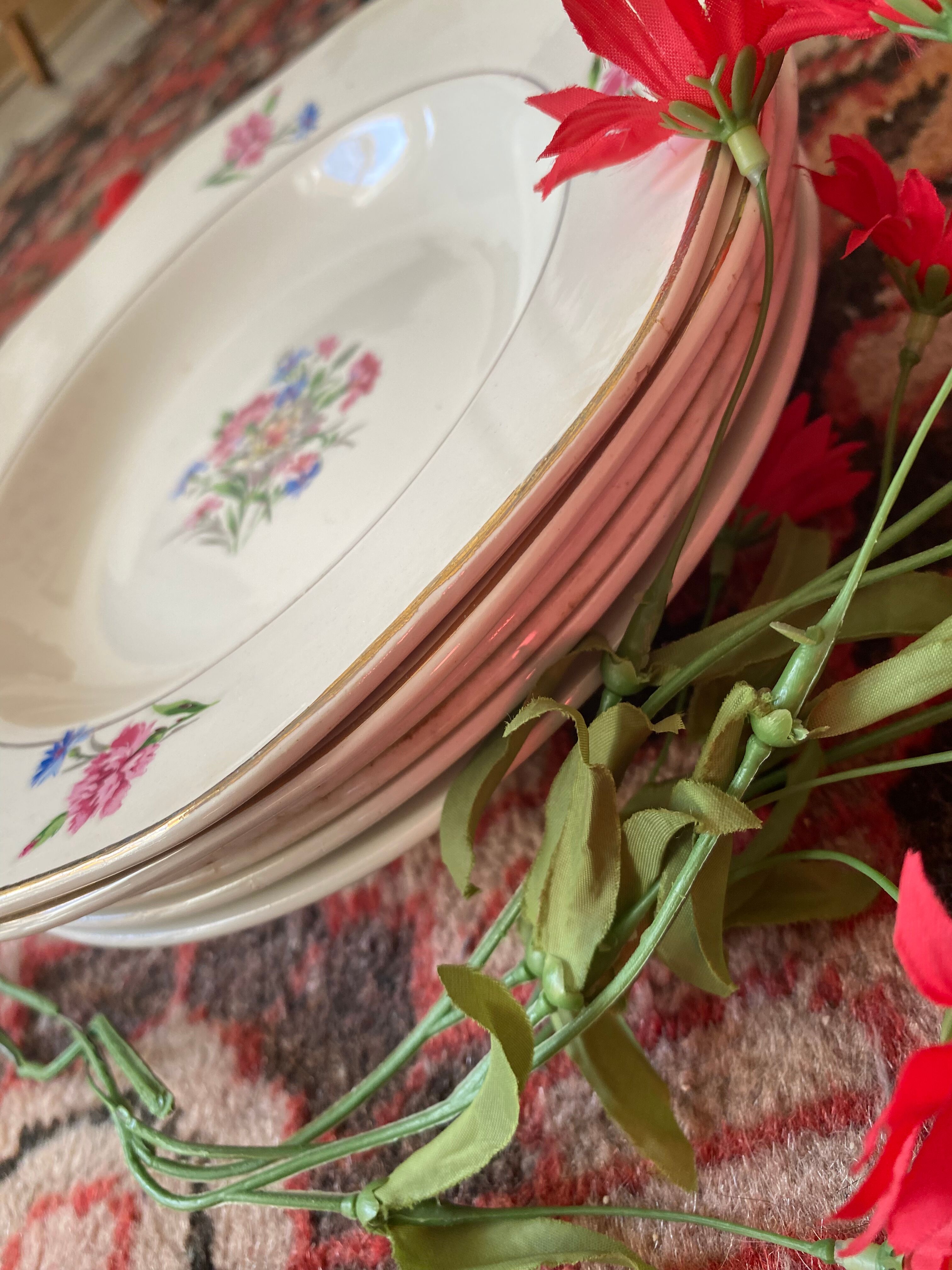 6 old and flowery hollow plates.