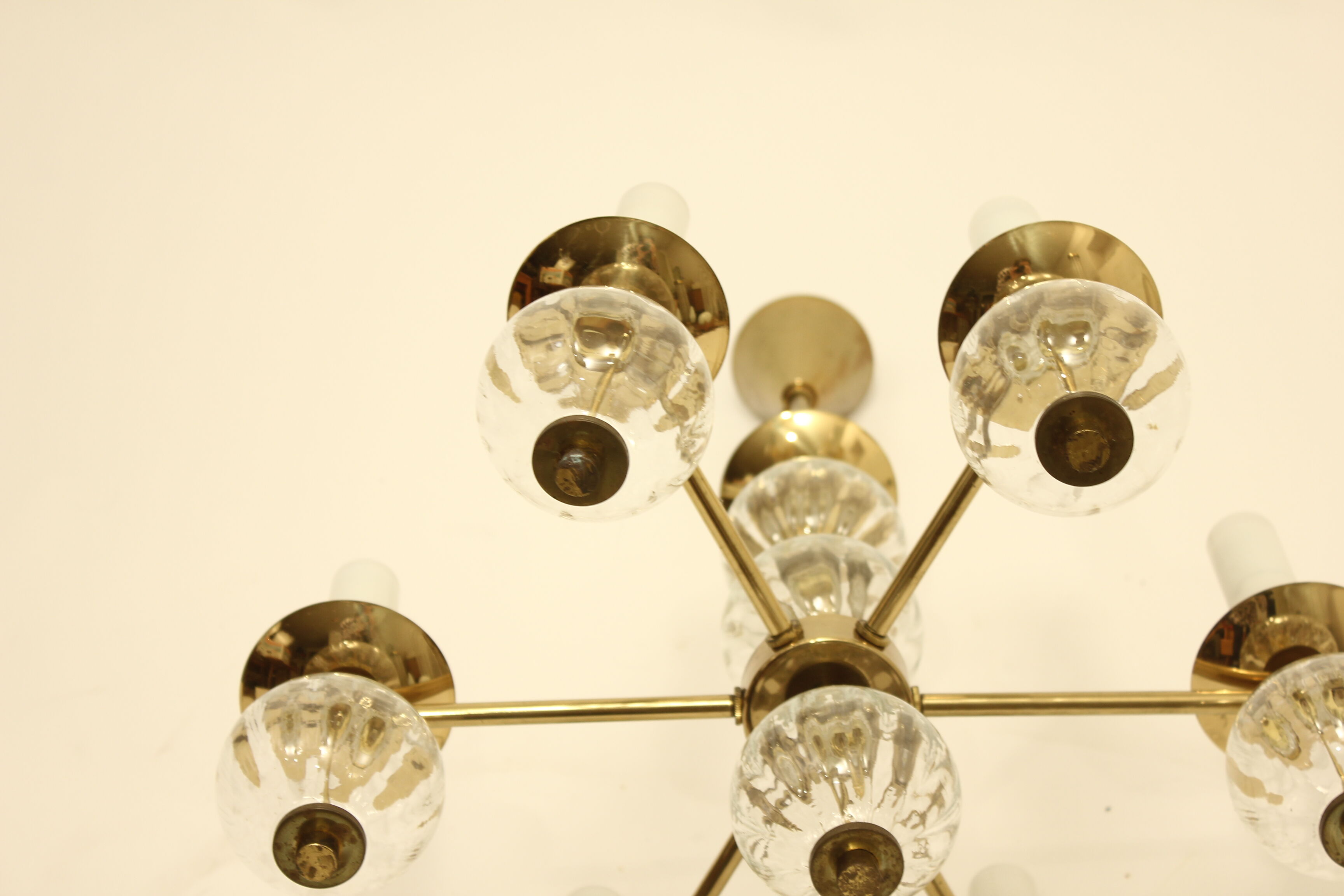 Lustre en laiton avec des ampoules en verre