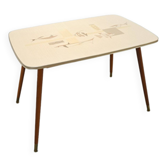 Table basse en formica avec pieds en laiton