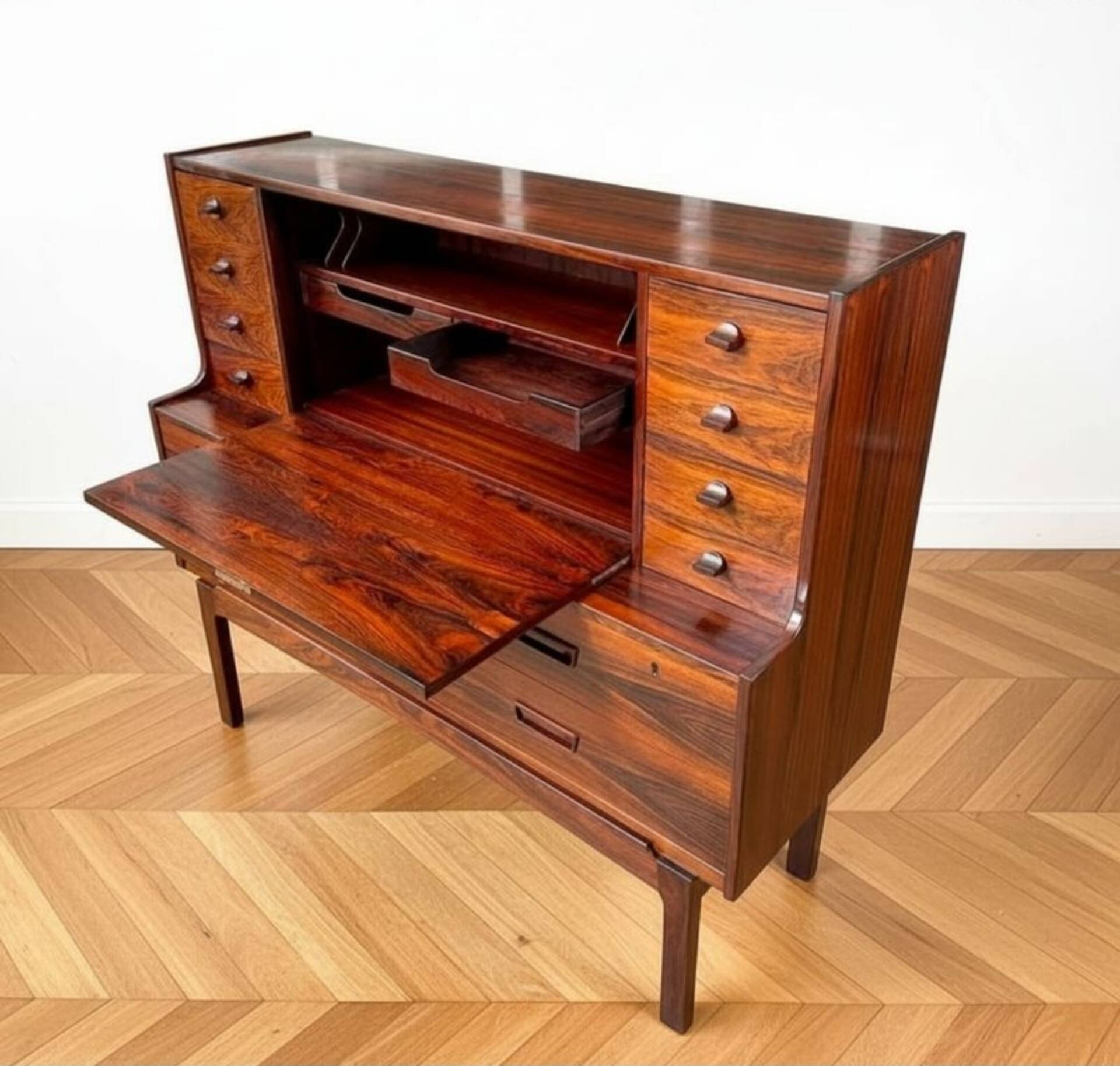 Very rare – Model No. 69 secretary in Rio rosewood – Arne Wahl I