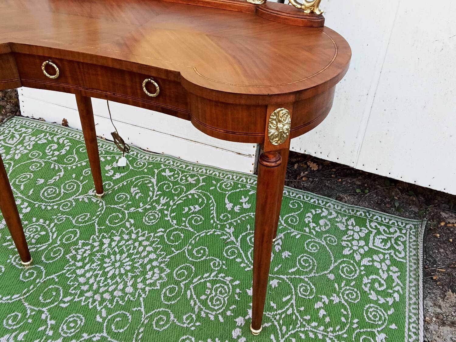 Kidney dressing table