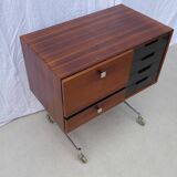 Petite commode à roulettes