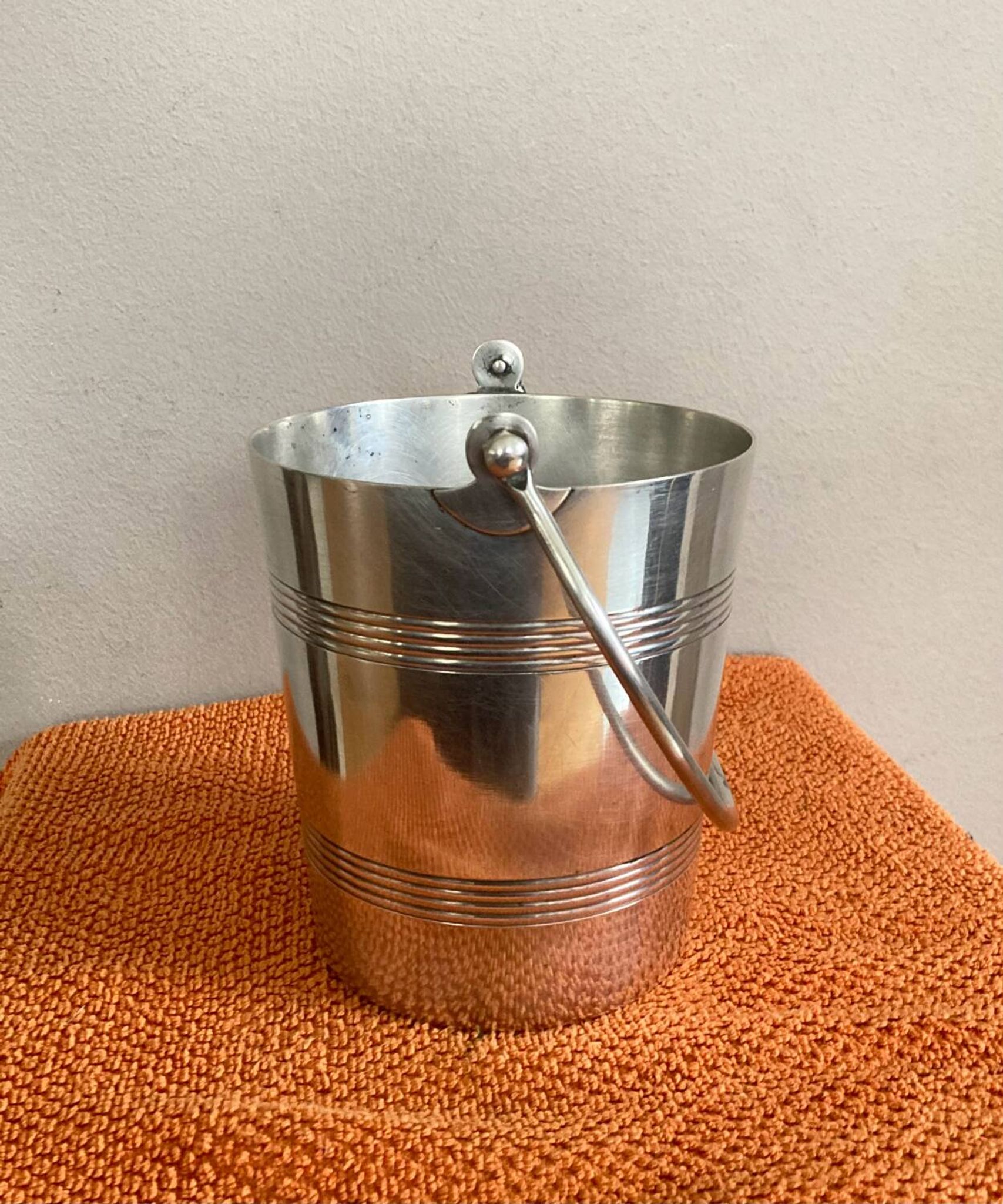 Ice bucket with handle from the late 19th / early 20th century in hallmarked silver-plated metal
