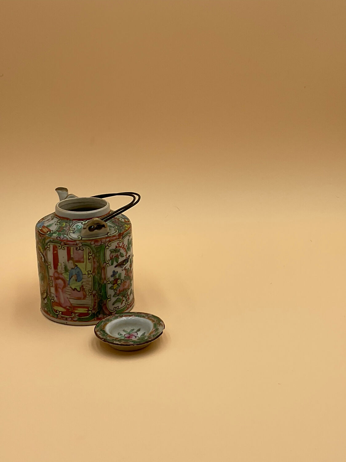 Porcelain teapot from China Canton XIX°