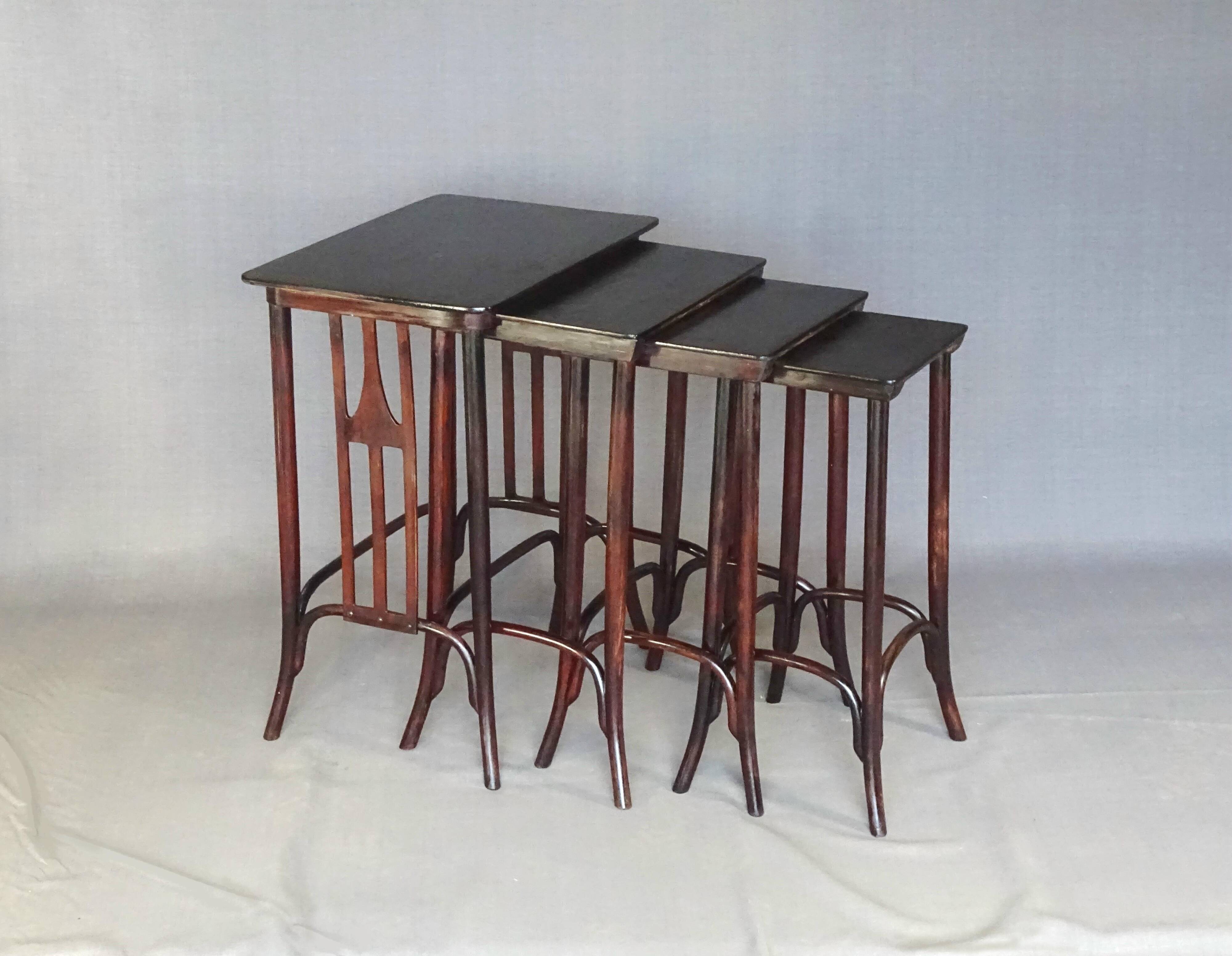 Set de 4 tables gigognes -958 a - par KOHN vers 1905, design Siegel- no Tho