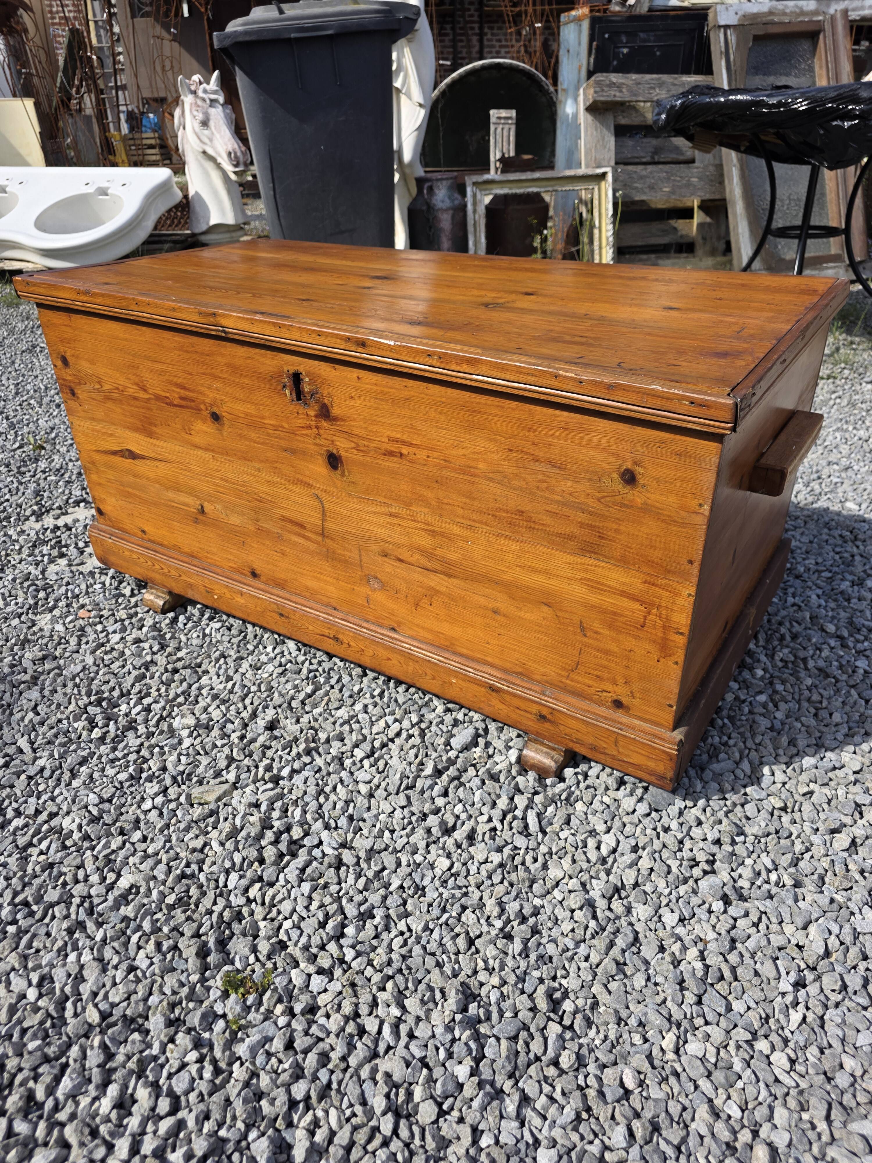 Coffre de metier ancien en sapin